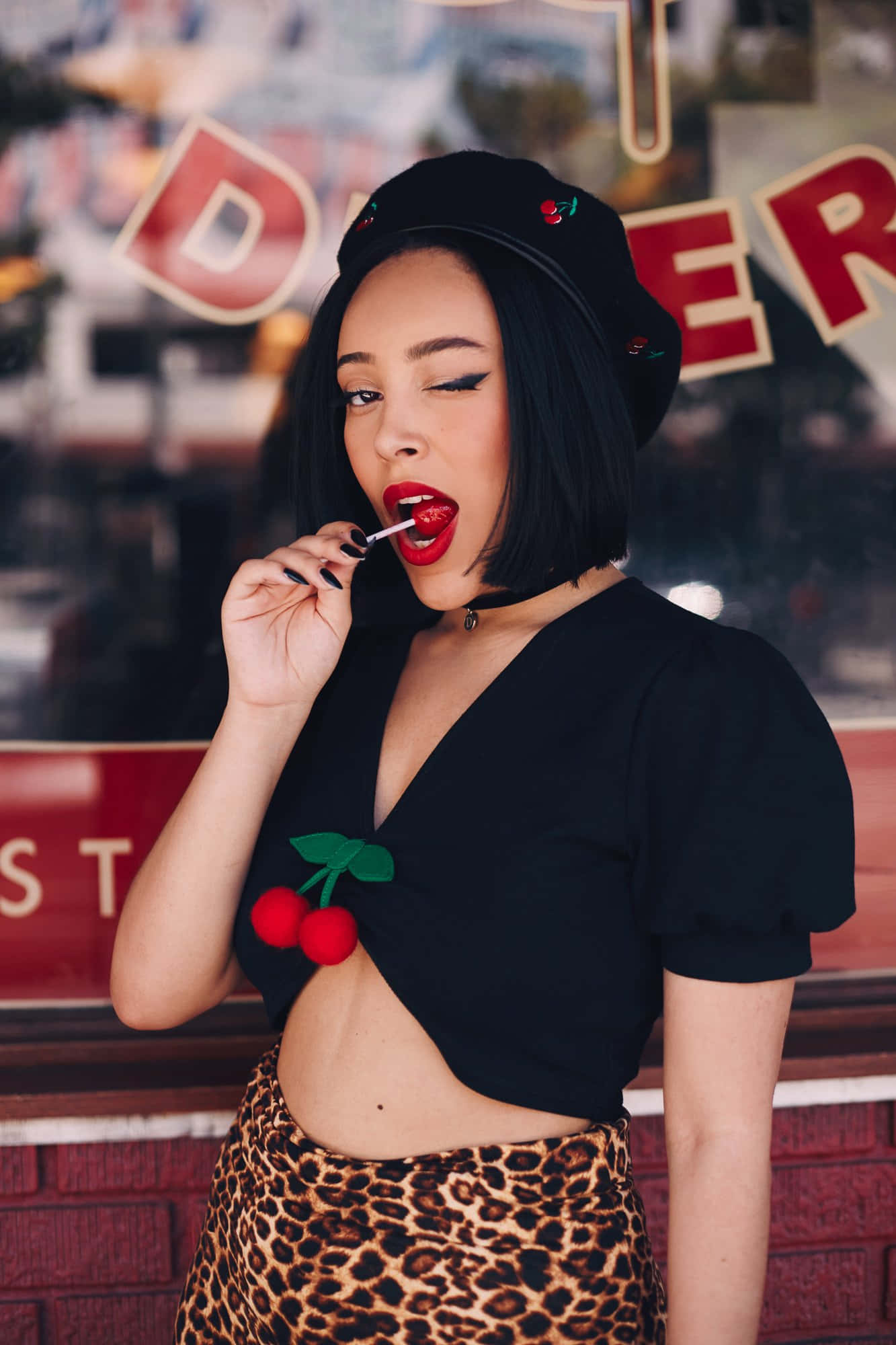穿著豹紋裙和黑色貝雷帽的女性在餐廳塗紅色口紅。