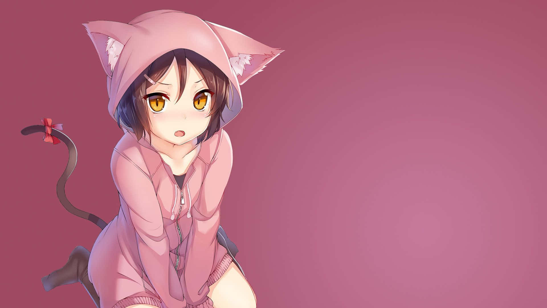 美麗的動漫少女夢想著未說的故事 壁紙 — 一個可愛的動漫女孩穿著粉紅色貓咪連帽衫，有尾巴，坐在純粉色背景前。