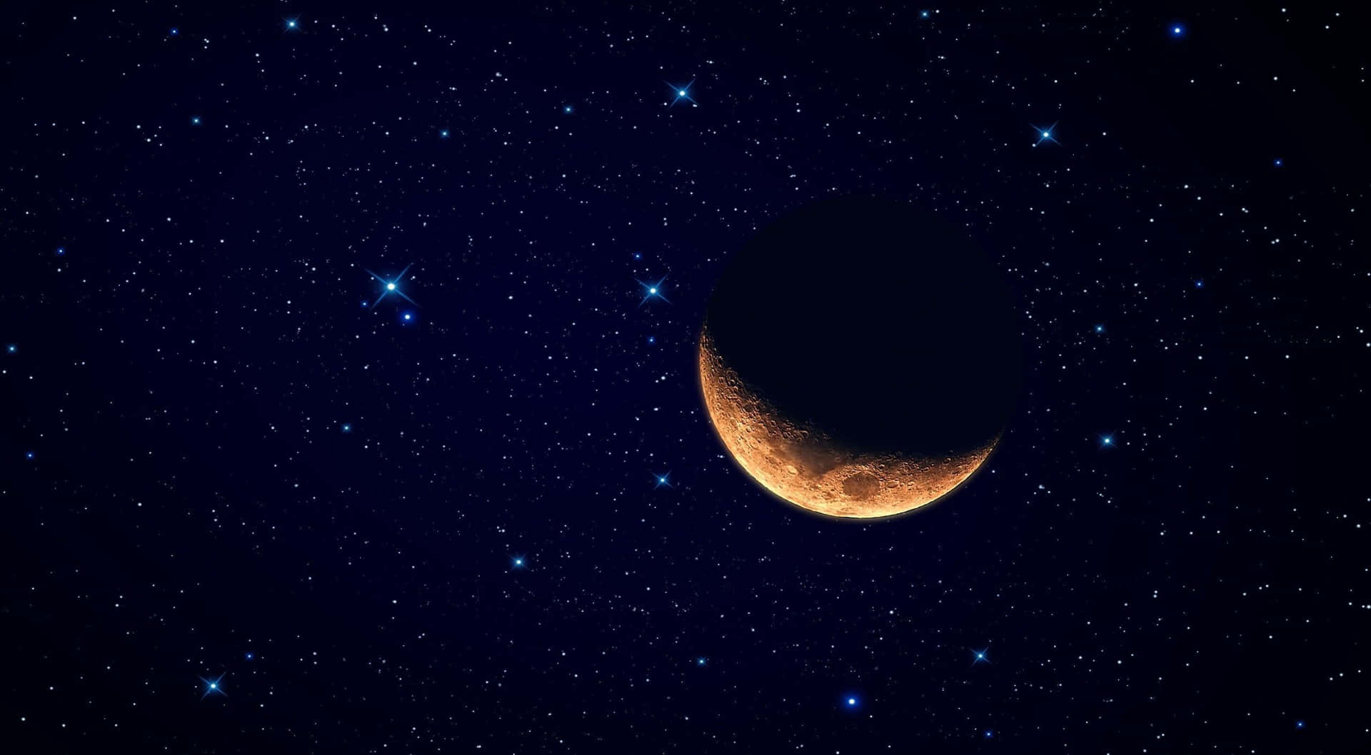 新月在繁星點點的夜空下發出橙色光芒。