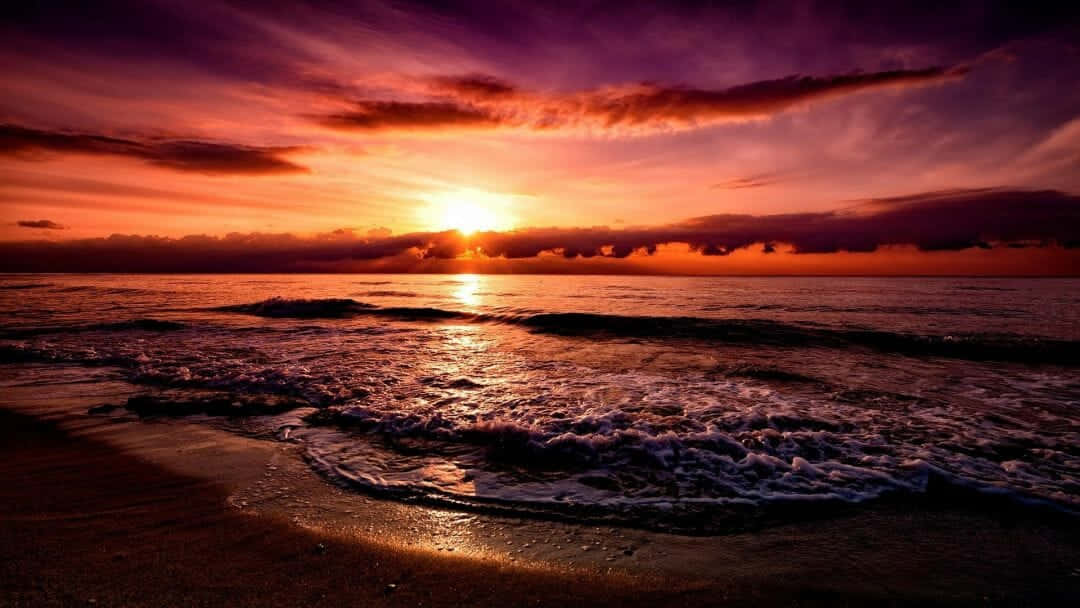 夕陽西下，海浪沖刷沙灘，天空如火