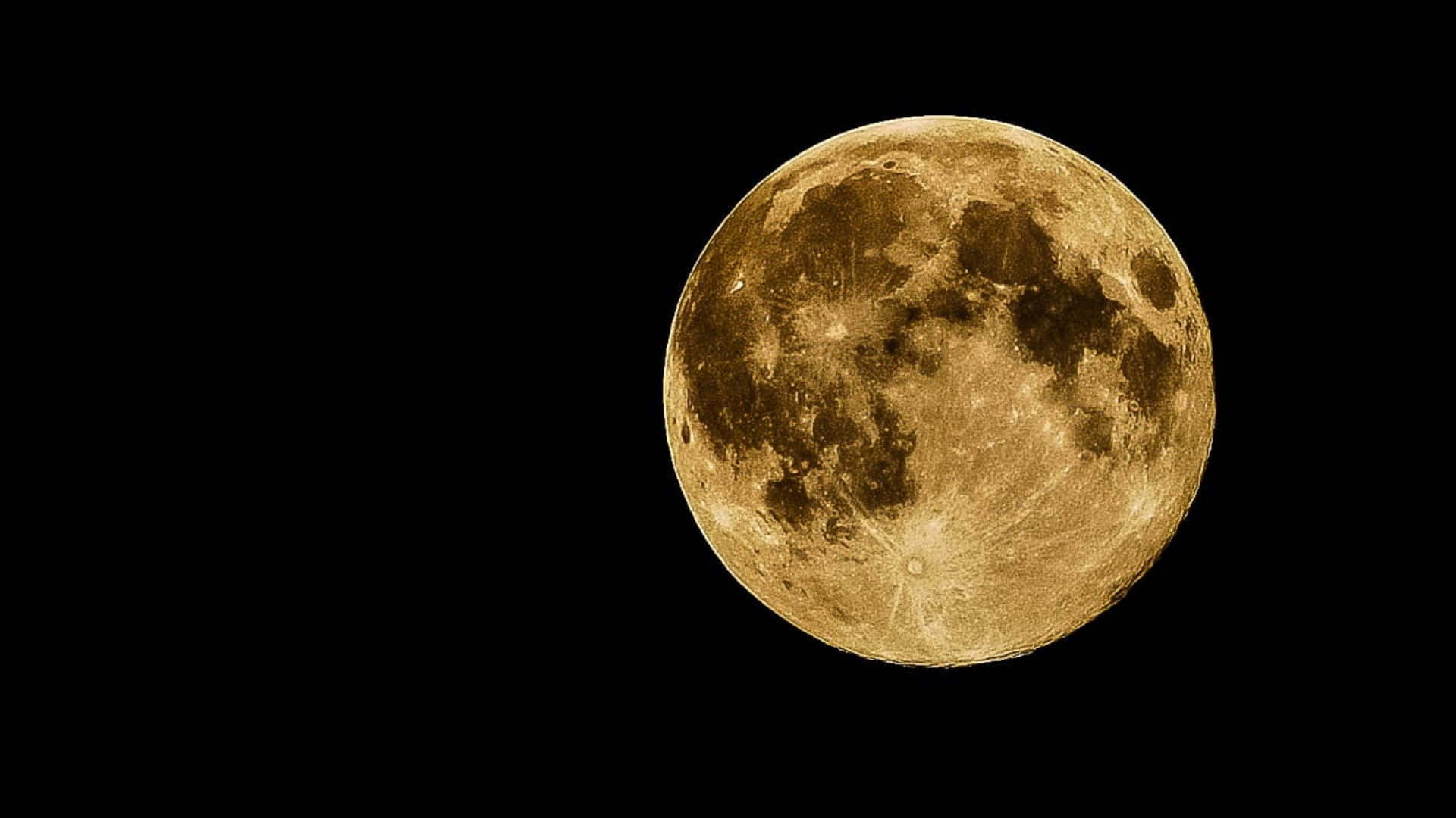 美麗的滿月夜景 壁紙 — 一輪明亮的金色滿月主宰著漆黑的天空，可見複雜的隕石坑和月海。