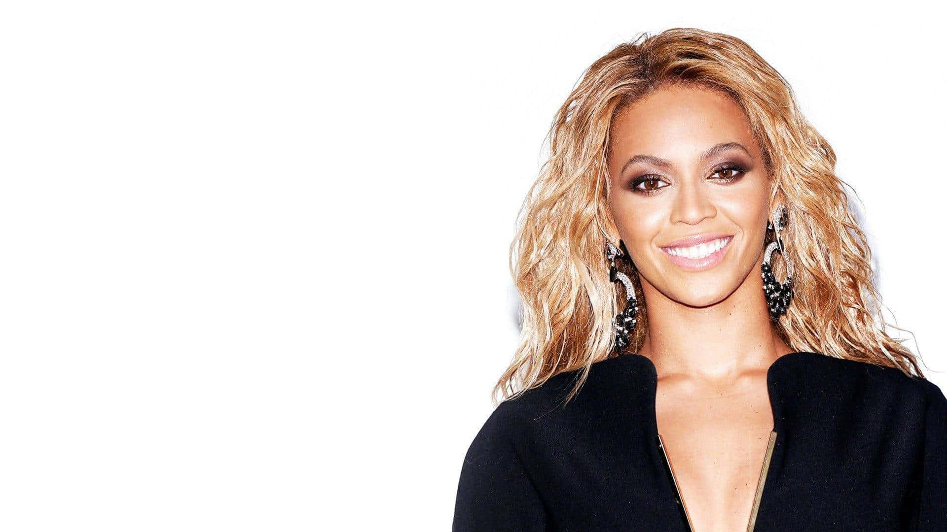美麗的碧昂絲 壁紙 — Beyoncé 在純白背景前，留著波浪金髮，戴著黑色耳環，溫暖地微笑。