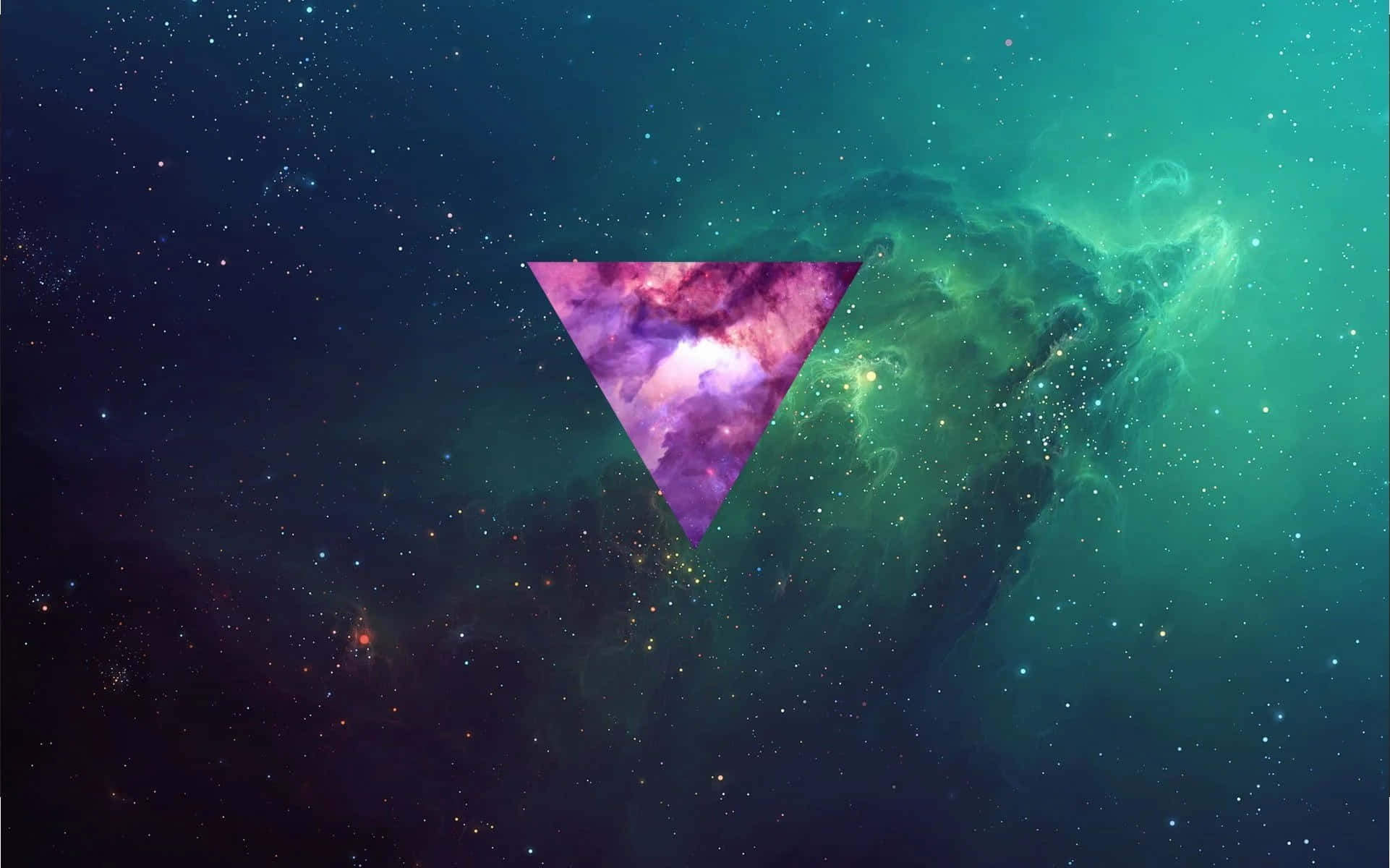 美麗的紫綠風景 壁紙 — 一個發光的紫色三角形框住一個宇宙星雲，背景是繁星點點的藍綠色和黑色星系。