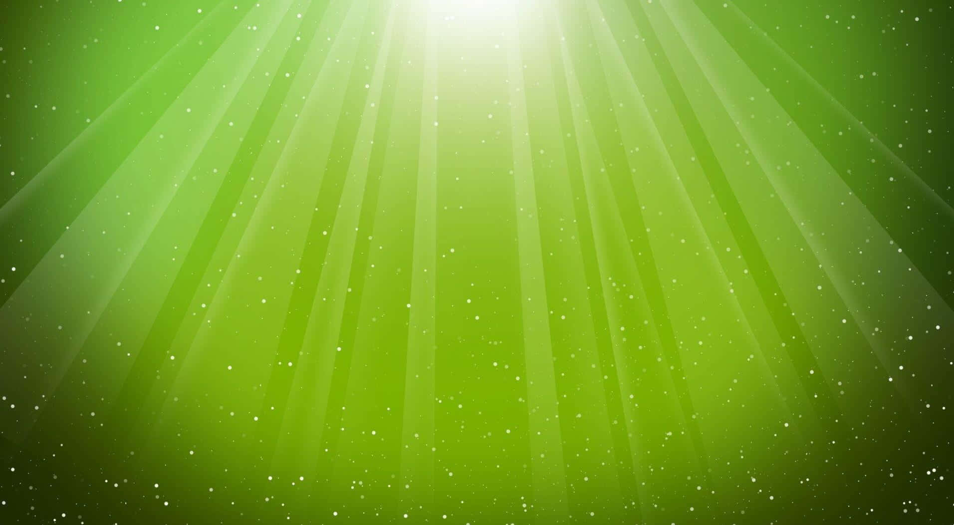 美麗的綠色背景 壁紙 — 光芒四射的綠色光束從上方穿過閃爍的粒子場，營造出閃耀空靈的氛圍。