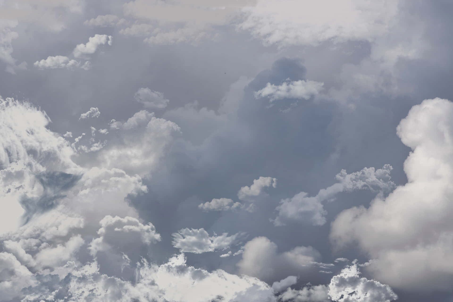 戲劇性的天空，帶有蓬鬆的白雲和灰色氛圍色調
