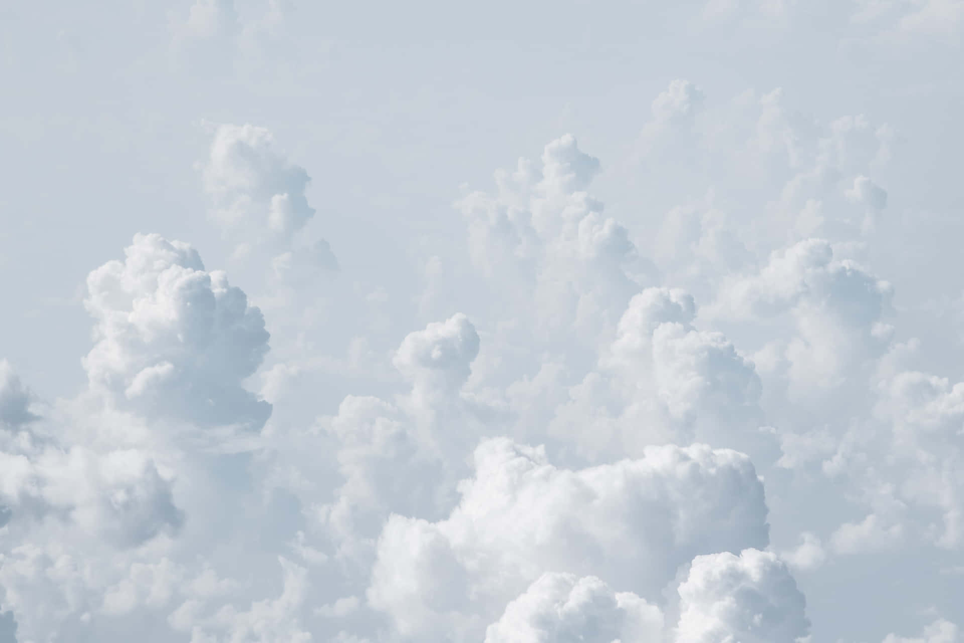蓬鬆的白雲飄過淡藍色的天空