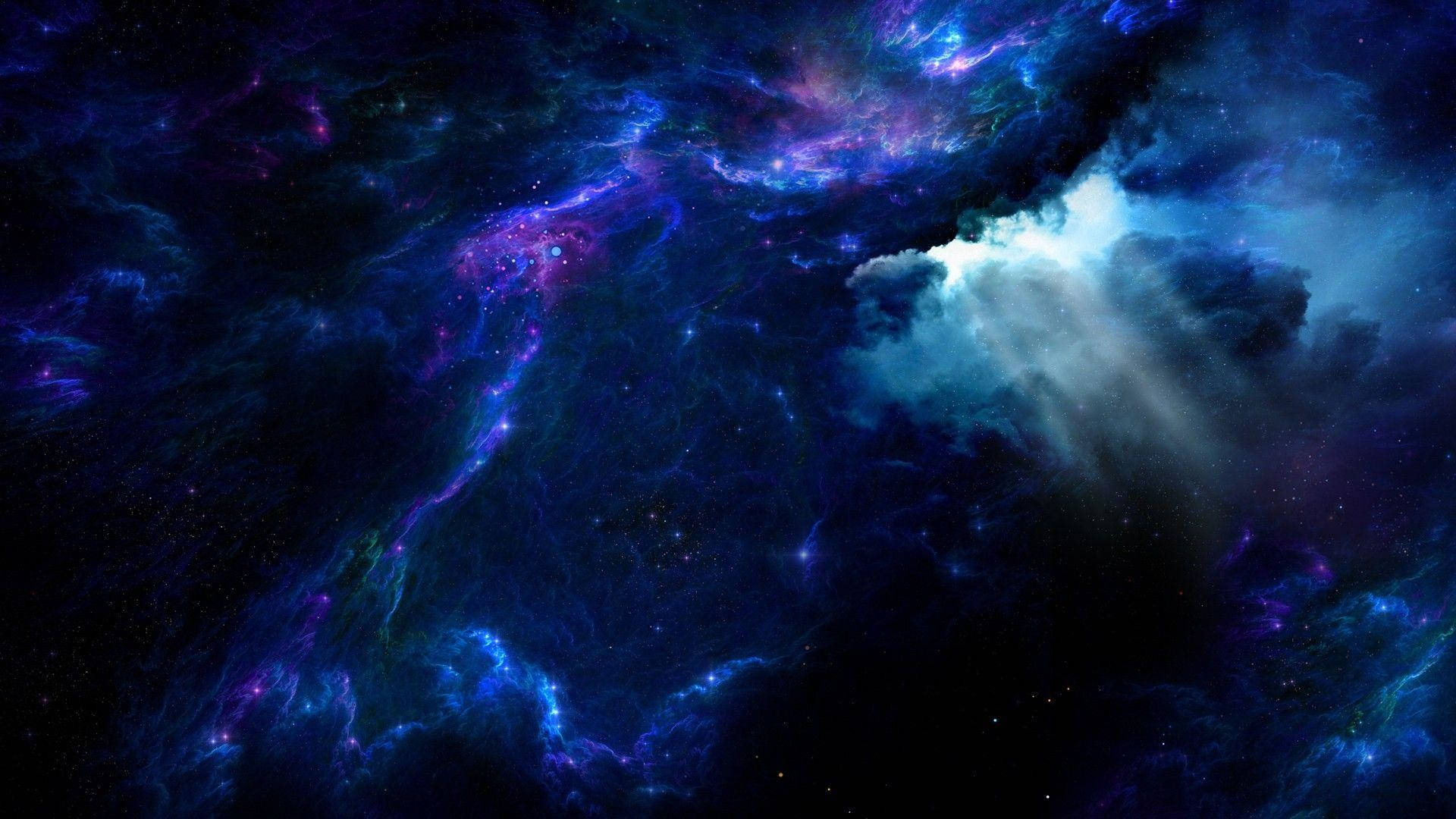 美麗的藍紫色暴風雨天空 壁紙 — 充滿活力的宇宙星雲在星空背景下以深藍、紫和粉紅色調旋轉。