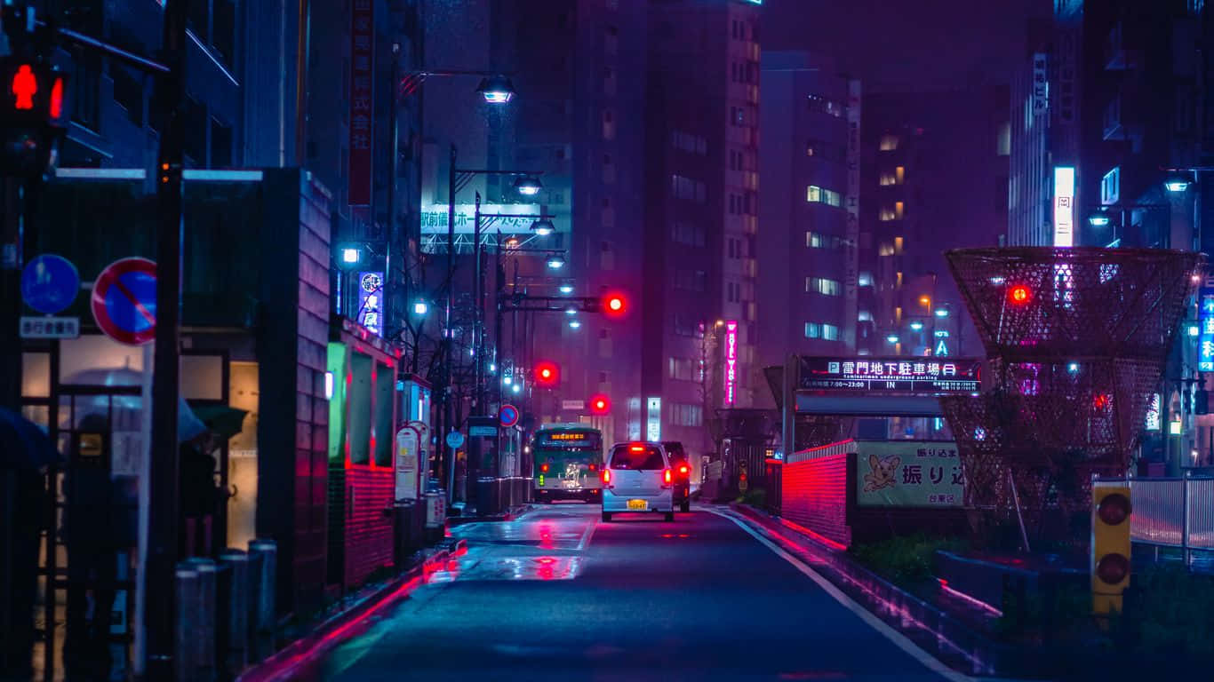 雨夜中濕滑的都市街道，被霓虹招牌和紅色交通燈照亮。