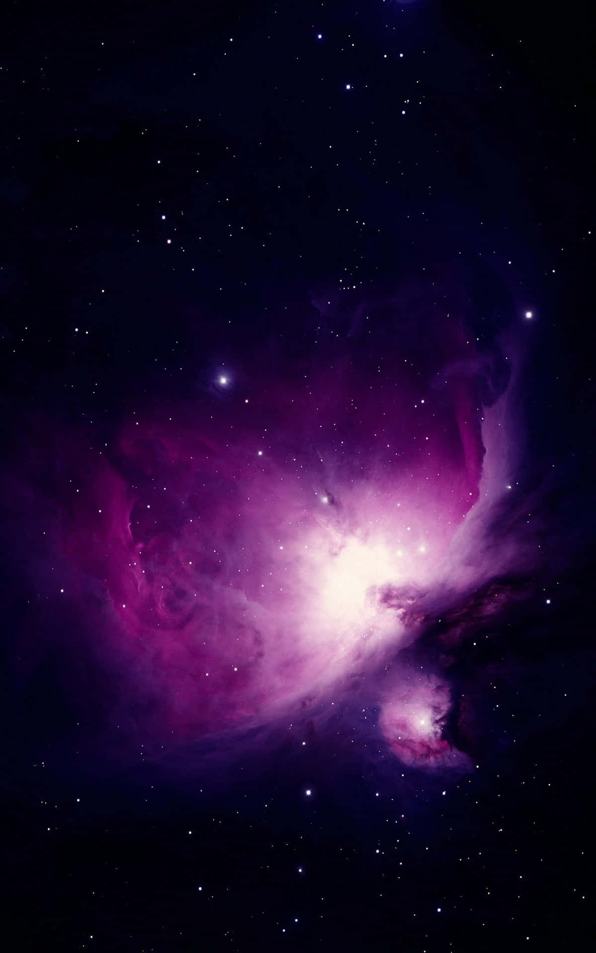 在深空中閃耀著星星的充滿活力的紫色和粉紅色星雲。