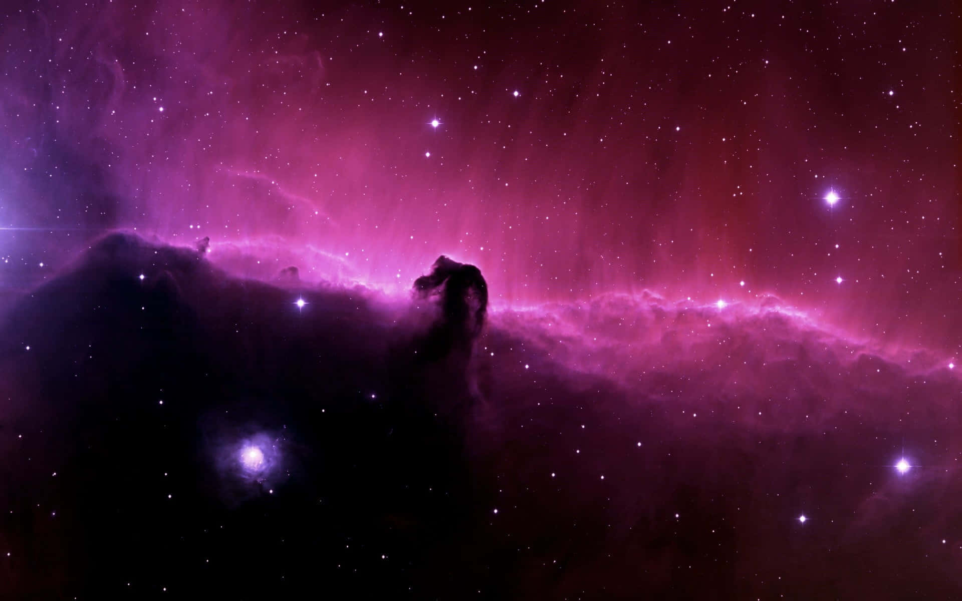 在深空中，一個發光的紫色星雲，帶有恆星和宇宙塵埃。