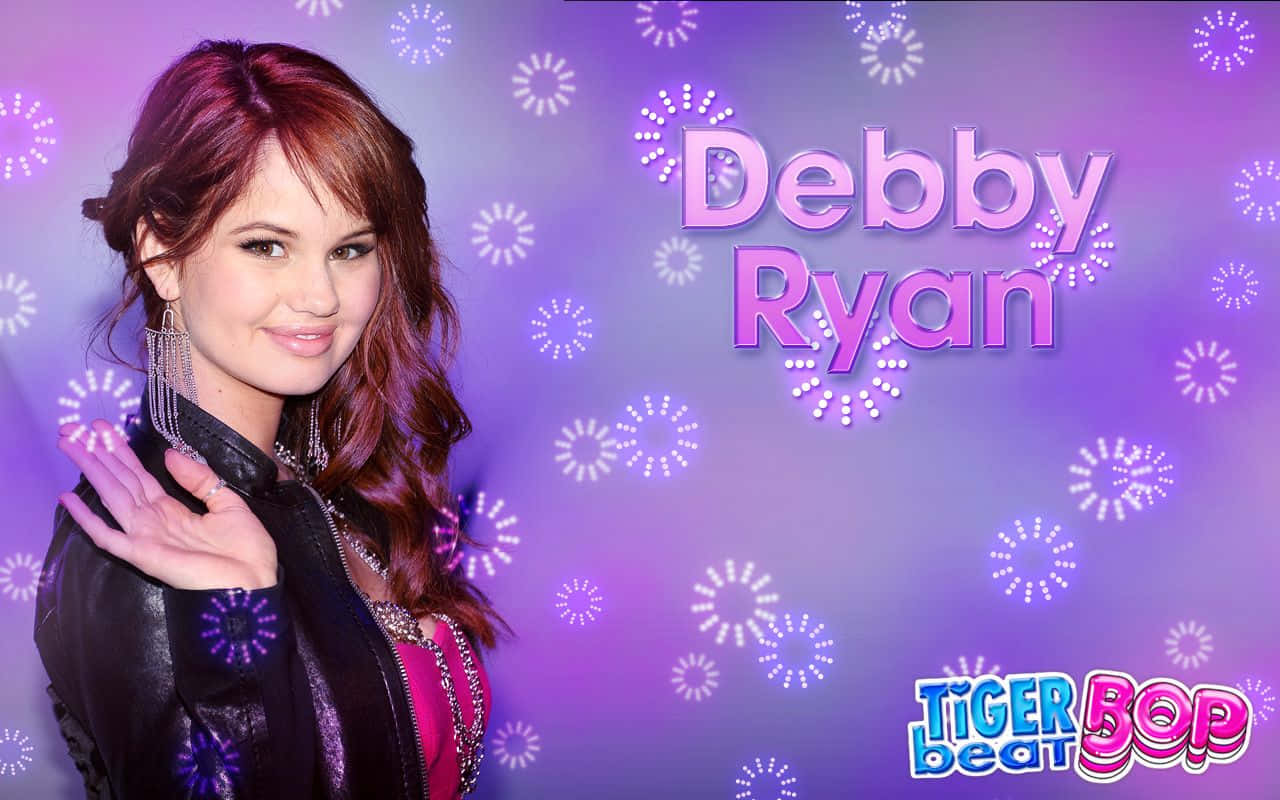 Debby Ryan 穿著黑色皮外套微笑，背景是紫色煙火，並顯示她的名字。