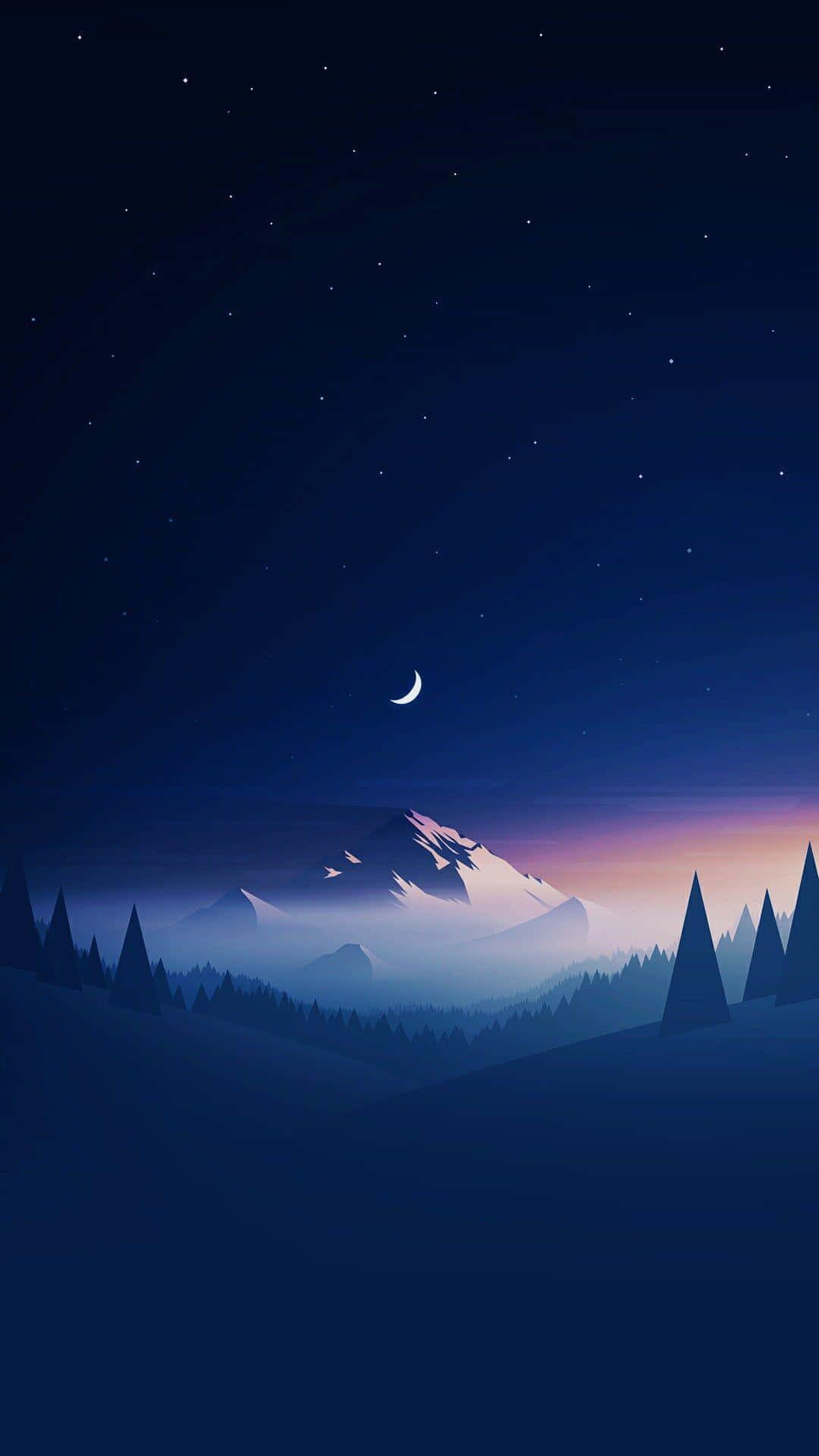 夜晚，新月和星星籠罩著霧氣繚繞的山巒和松樹。