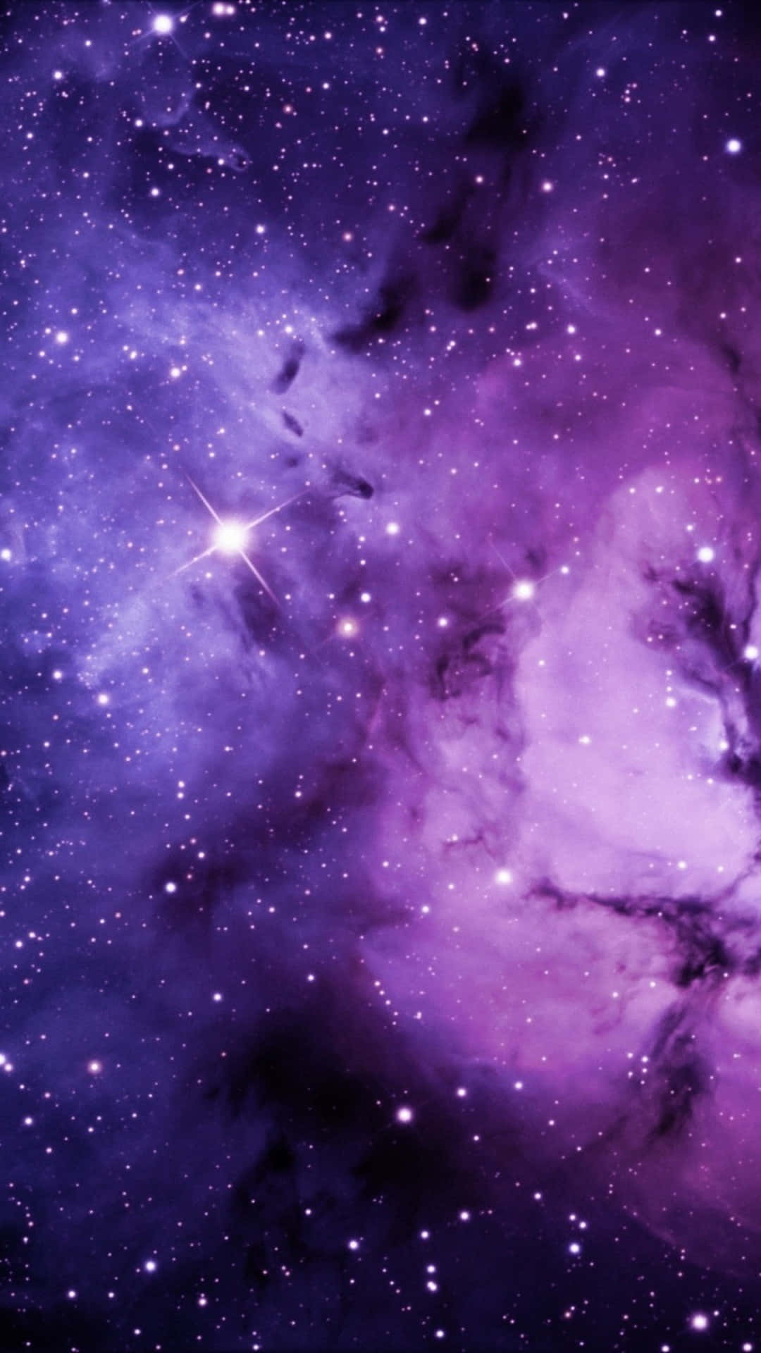 美麗紫色數位藝術呈現宇宙 壁紙 — 一個充滿發光恆星和宇宙塵埃的充滿活力的紫色星雲在深空畫布上旋轉。