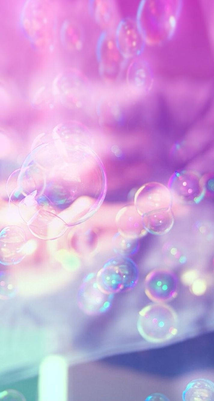 閃爍的氣泡漂浮在柔和的粉紅色和紫色夢幻氛圍中。