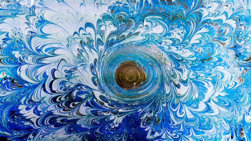 美麗藝術的傑作 壁紙 — 藍色、白色和金色玻璃的迷人漩渦，形成帶有複雜大理石紋理的催眠漩渦。