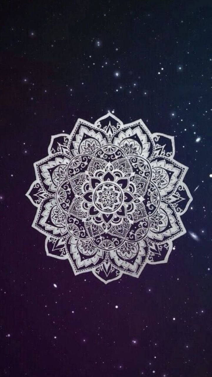 一個白色曼陀羅設計，以紫色調的星空為背景。