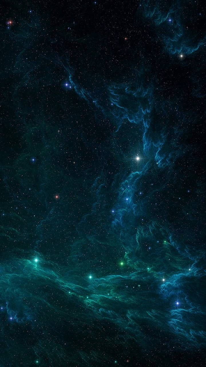 充滿活力的藍綠色和藍色星雲在深空中無數恆星間旋轉。