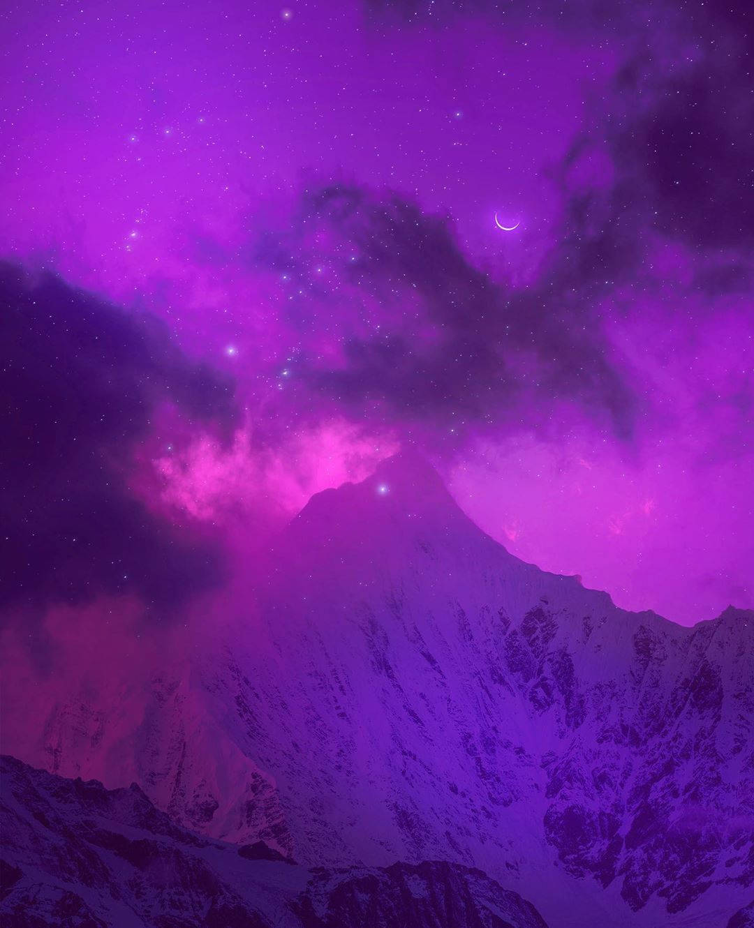 美麗靛藍美學天空 壁紙 — 白雪覆蓋的山峰在充滿新月和漩渦宇宙雲的鮮豔紫色星空下升起。