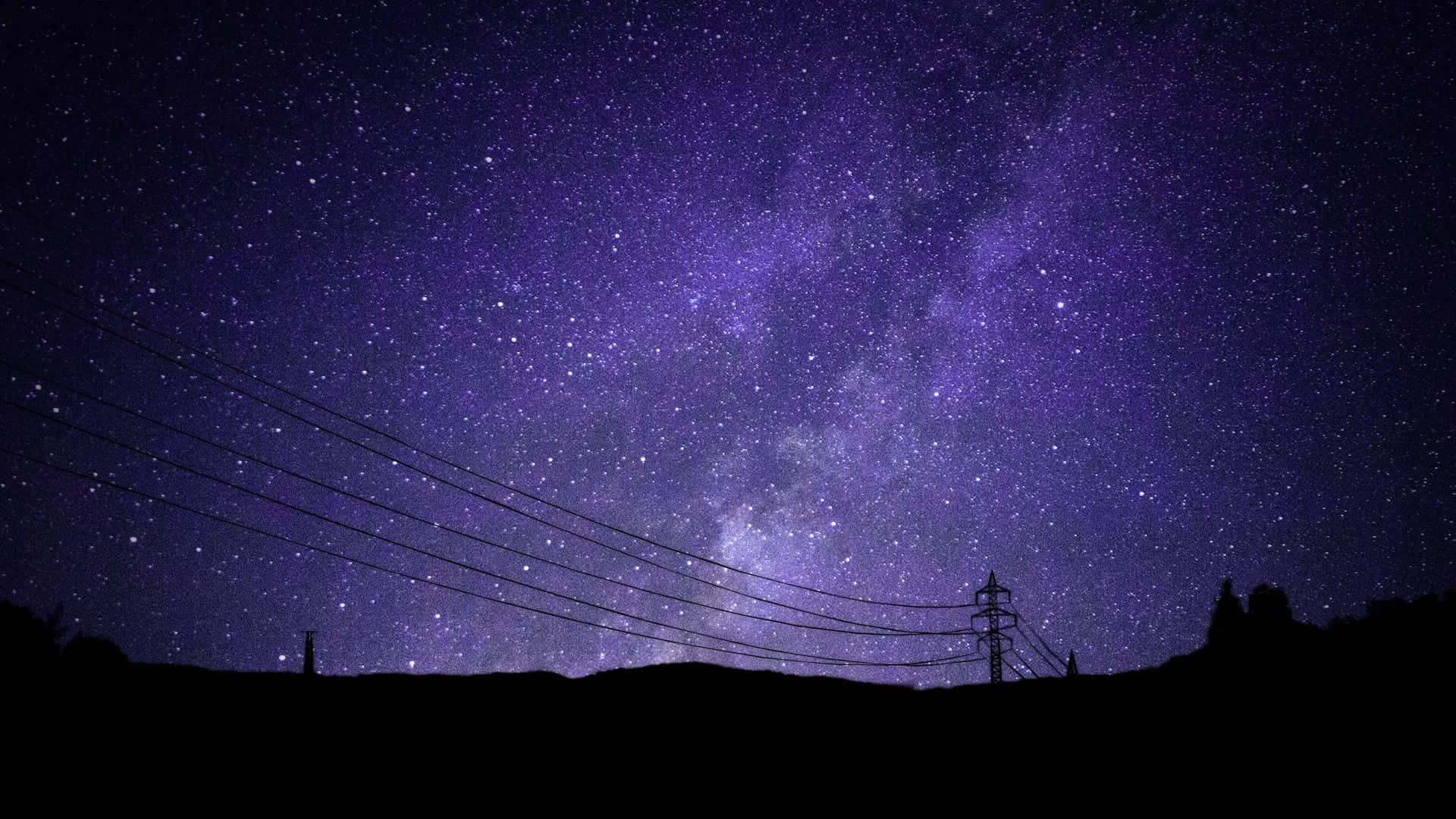 紫色星空夜空，銀河在黑暗山丘和電線上。