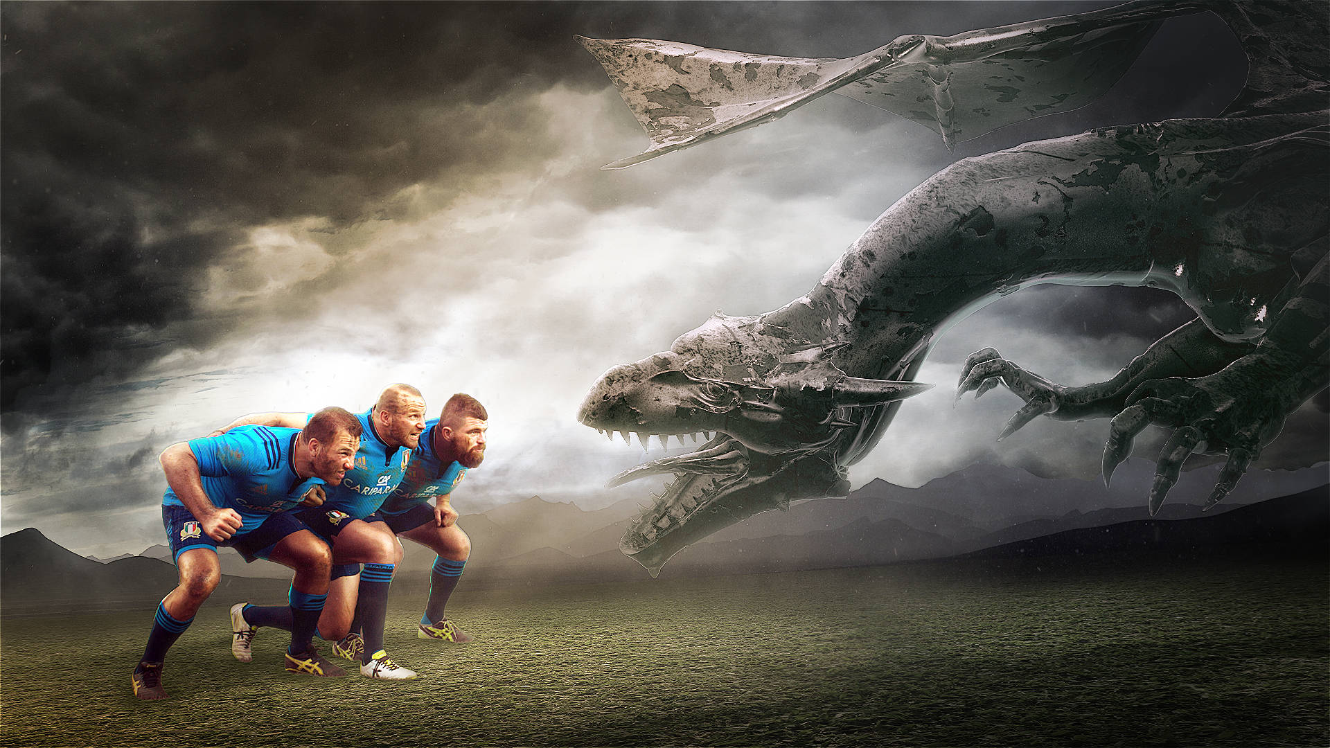 義大利對抗龍隊 rugby 壁紙 — 三名身穿藍色球衣的欖球運動員在草地上向前衝鋒，而一隻巨大的金屬龍在暴風雨的天空下籠罩在他們頭頂。