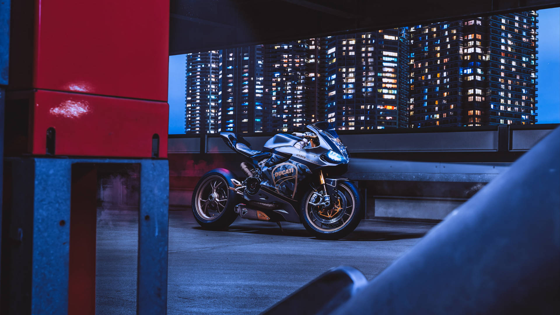 時尚銀色Ducati電單車停泊在天台，背後是發光的城市天際線。