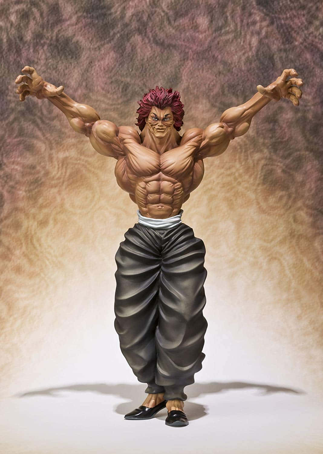 一個肌肉發達的紅髮男子動漫人物，手呈爪狀，強力擺姿勢。