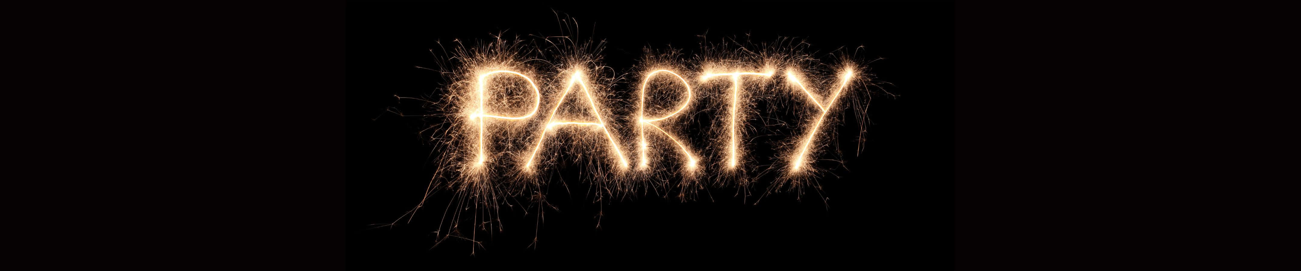 翠綠起伏山丘與湛藍天空 壁紙 — 「PARTY」一詞在漆黑背景上閃耀著火花的亮光。