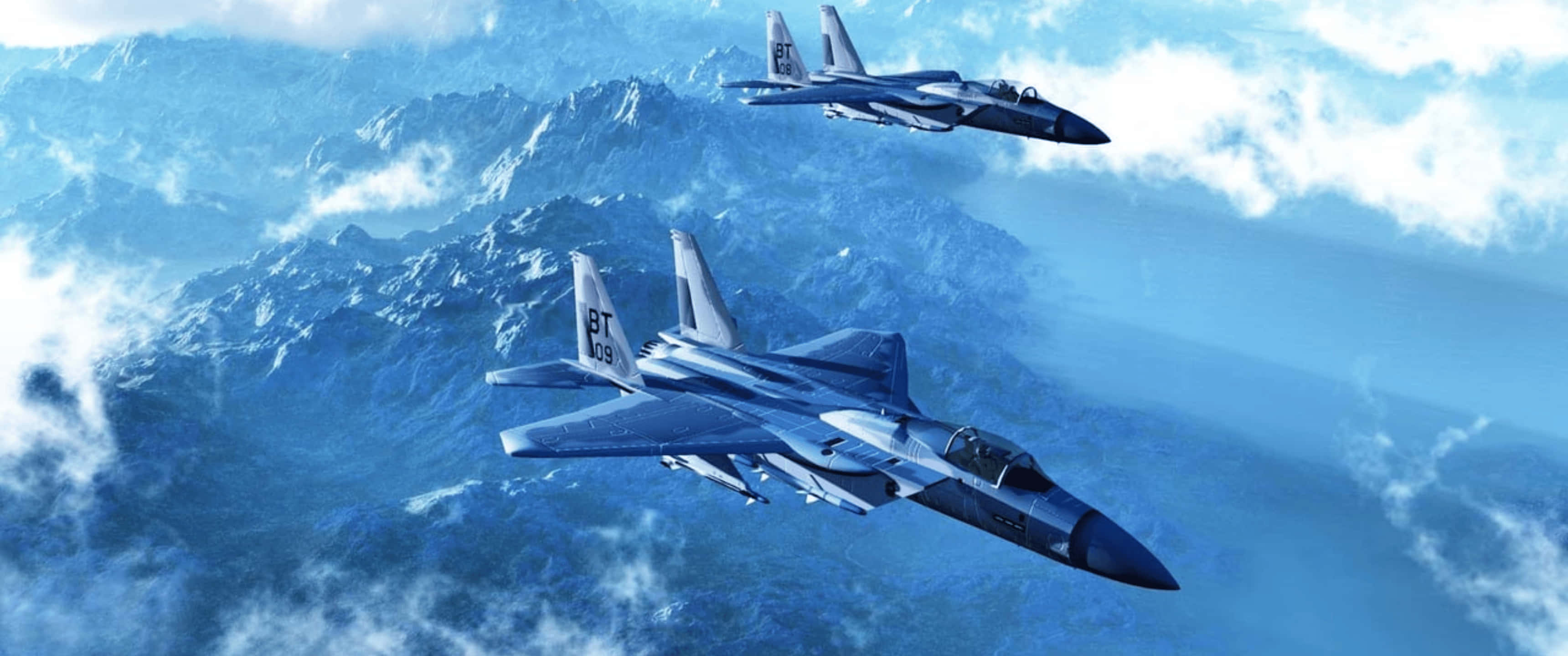 翱翔天際：3440x1440p 飛機背景 壁紙 — 兩架戰鬥機在雪峰之上的多雲天空中翱翔，呈現動態空中場景。
