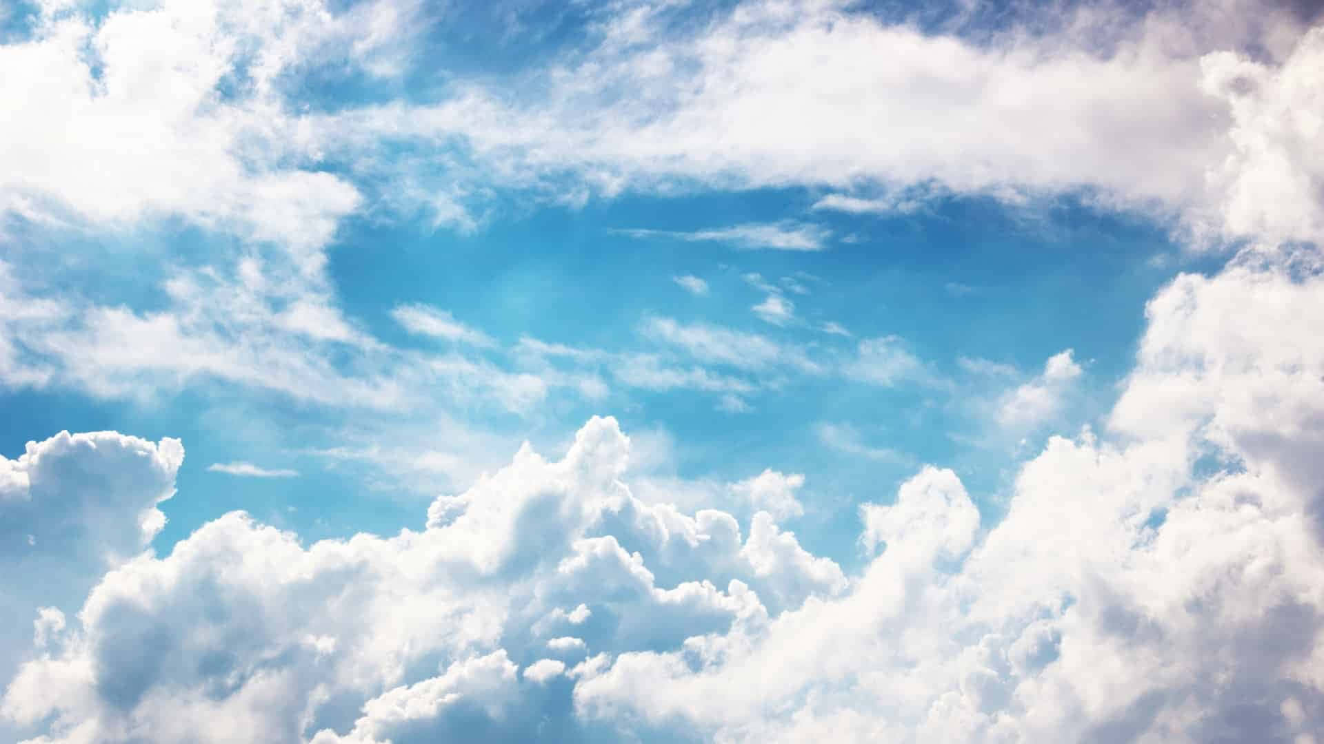 晴朗日子裡明亮的藍天，有蓬鬆的白雲。