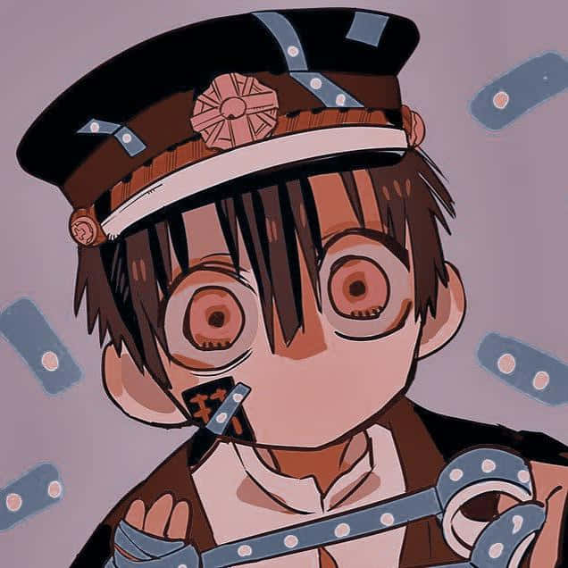 戴警察帽、嘴上貼膠帶的動漫男孩，周圍有漂浮的膠帶條。 — 動漫男孩 壁紙