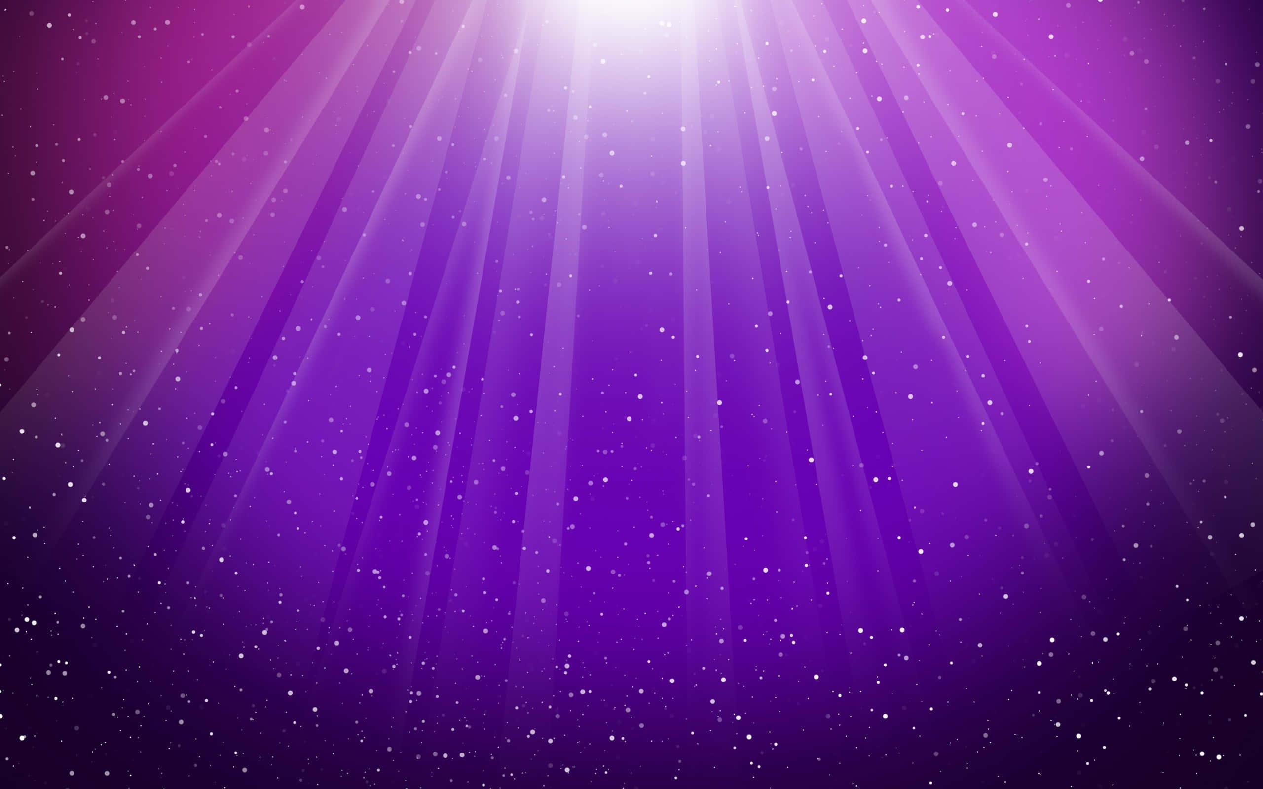 Purple Galaxy 桌布 壁紙 — 耀眼的光束穿過佈滿星星的紫色宇宙，營造出神秘的天體光芒。