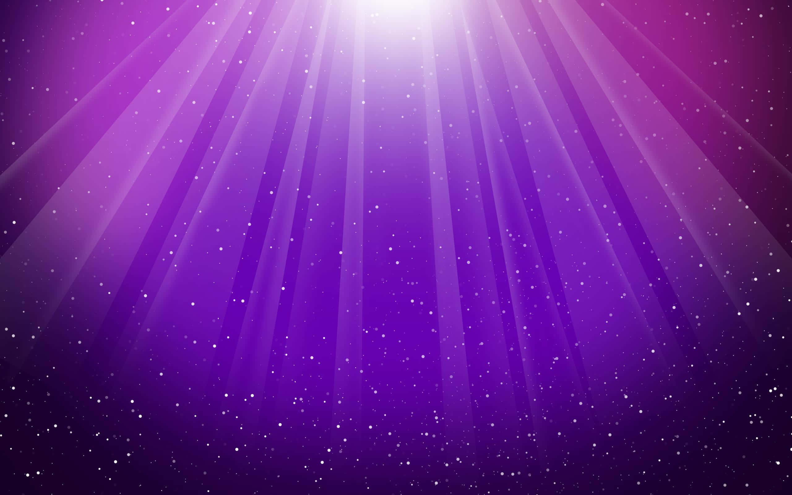 Pretty Purple 桌布 壁紙 — 耀眼的光束穿過佈滿星星的紫色虛空，營造出神秘的宇宙光芒。