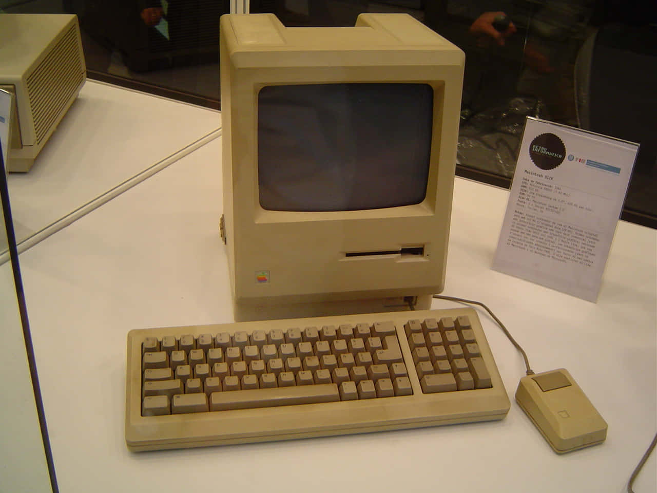 米色復古 Macintosh 128K 電腦連鍵盤和滑鼠展示。