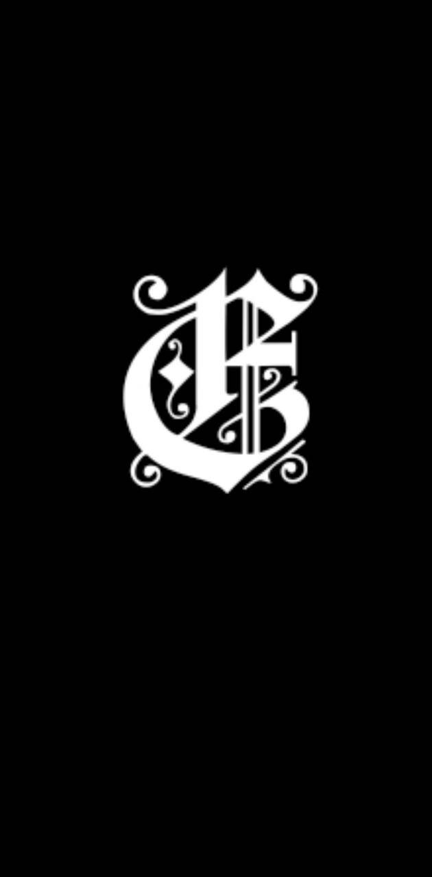 老英文字體字母E 壁紙 — 純黑色背景上有一個華麗的白色字母組合，帶有漩渦裝飾和鑽石點綴。