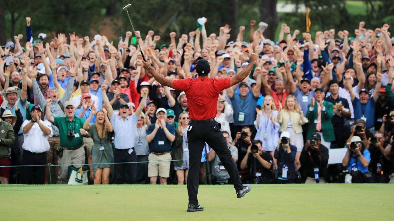 woods 桌布 壁紙 — 老虎活士在高爾夫果嶺上勝利慶祝，狂歡的人群歡呼並高舉雙臂。