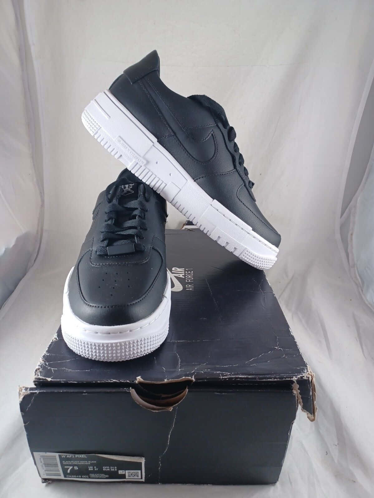 黑色Nike Air Force 1運動鞋放在原裝盒上。