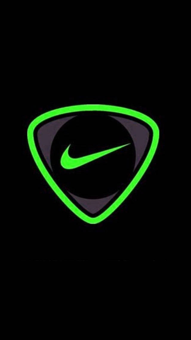 黑色背景上帶有Nike剔號標誌的發光綠色結他撥片。