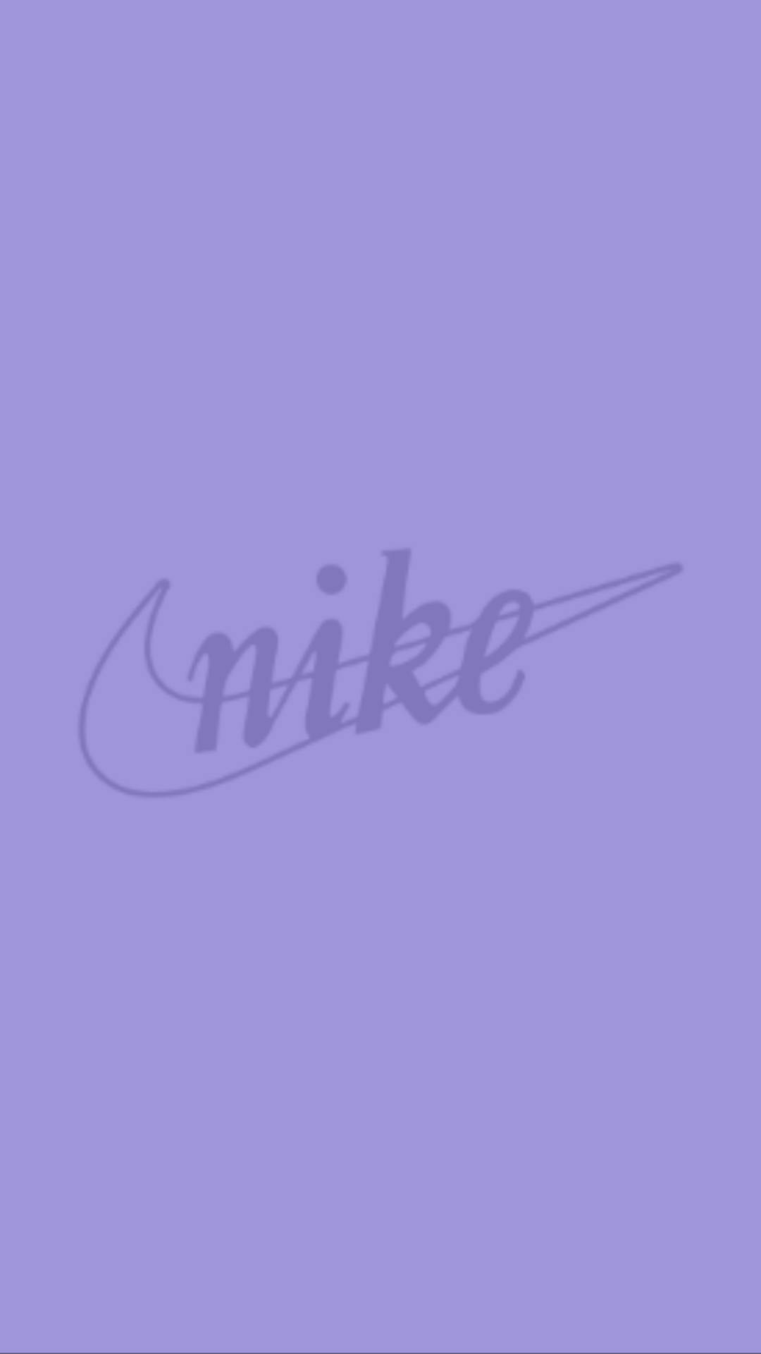耐克Swoosh紫色壞女孩美學 壁紙 — 簡約紫色背景，帶有相同色調的微妙Nike標誌。