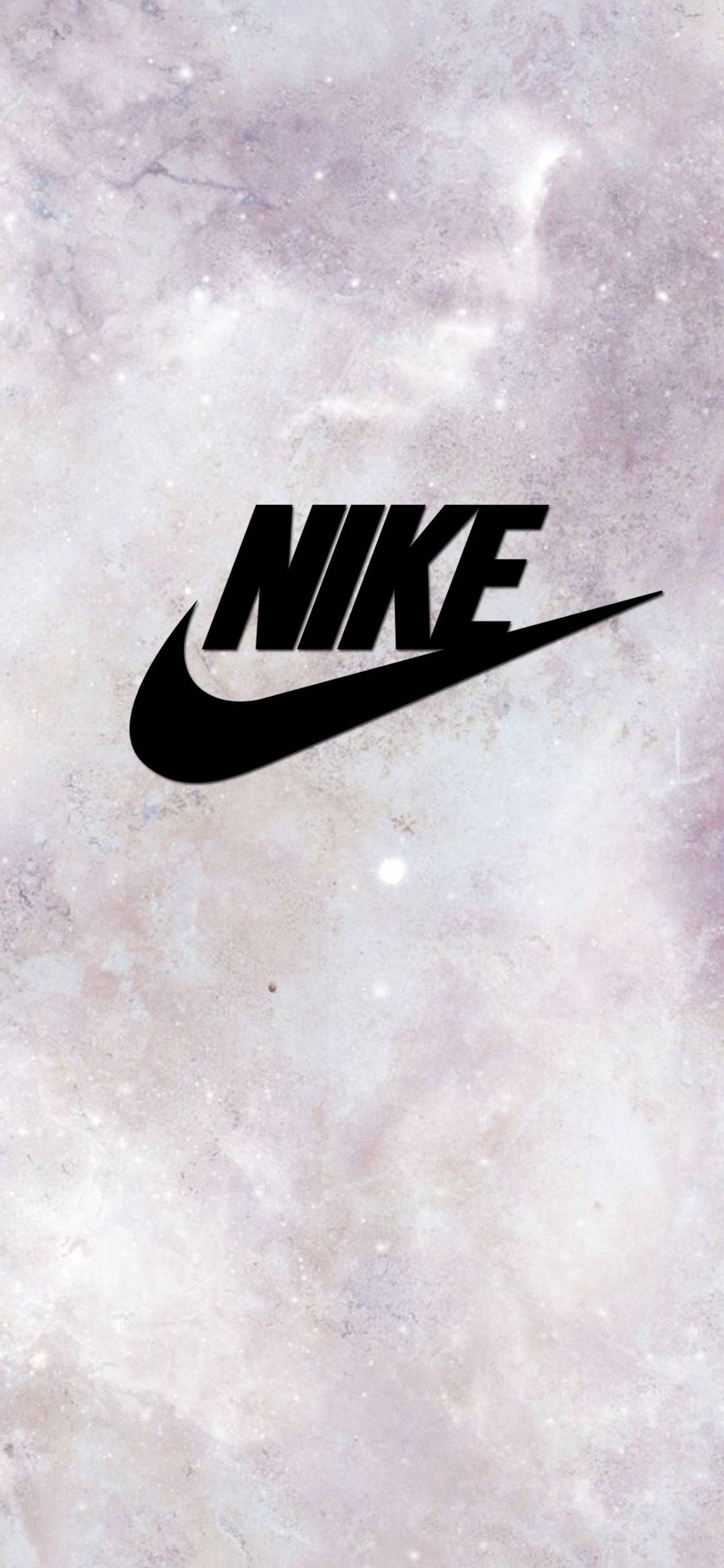 耐克女孩標誌月球表面 壁紙 — 大膽的黑色Nike標誌居中於柔和的粉彩大理石紋理上，帶有細微的斑點。