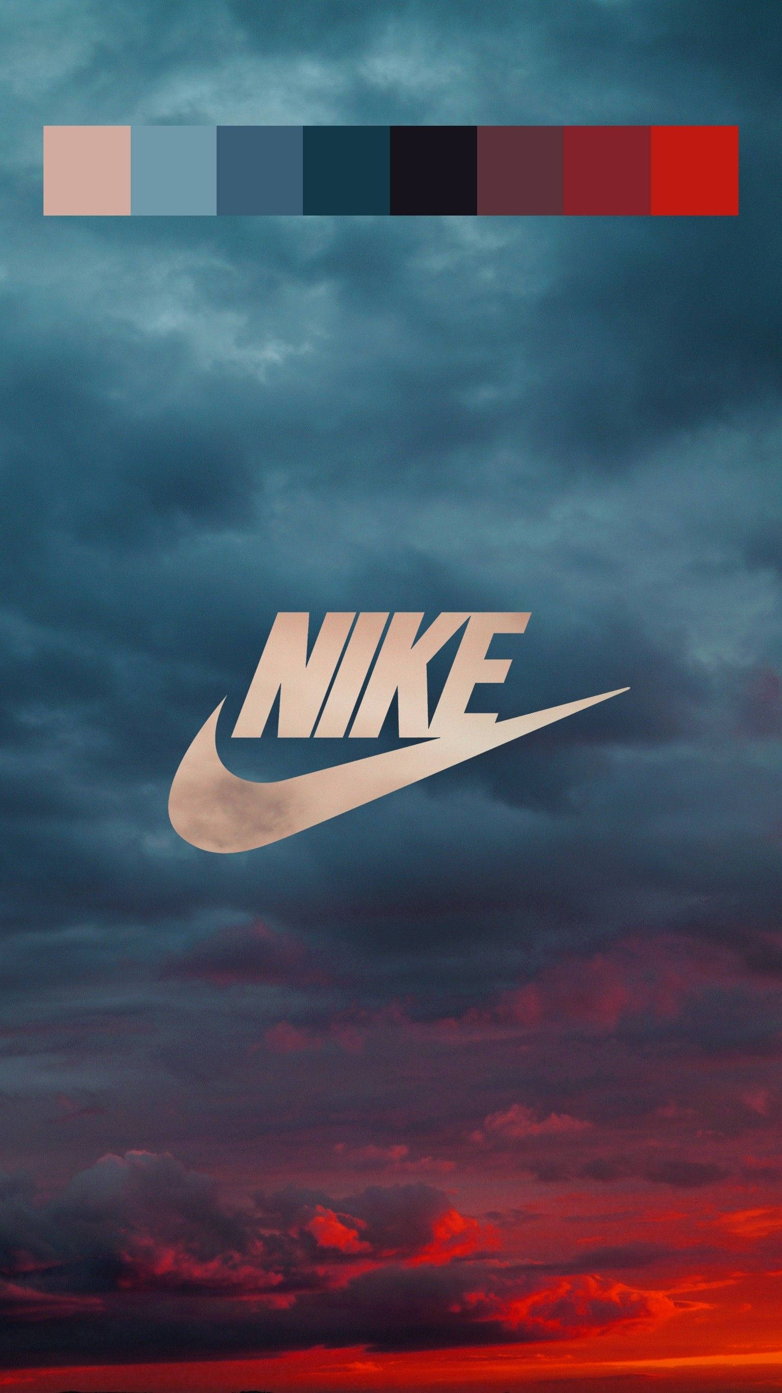 耐克女孩紅雲標誌 壁紙 — Nike 標誌居中，背景為戲劇性的暮色天空，帶有漸變雲彩和頂部的顏色調色板條。