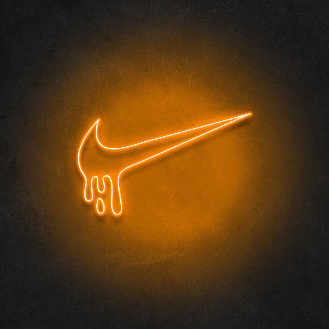 在深色牆上帶有滴落效果的霓虹燈Nike標誌