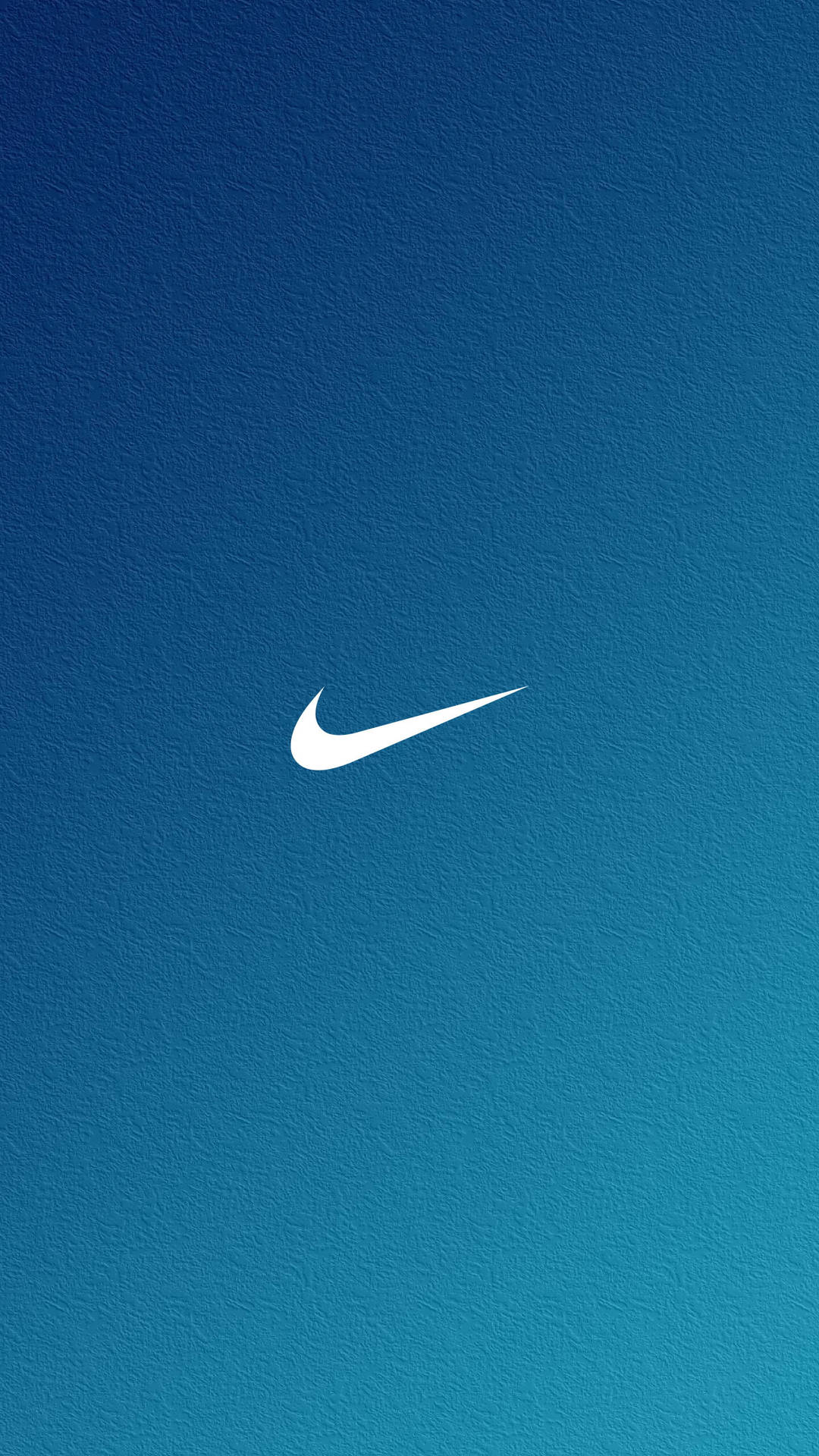 白色Nike Swoosh標誌在帶有紋理的藍色漸變背景上。