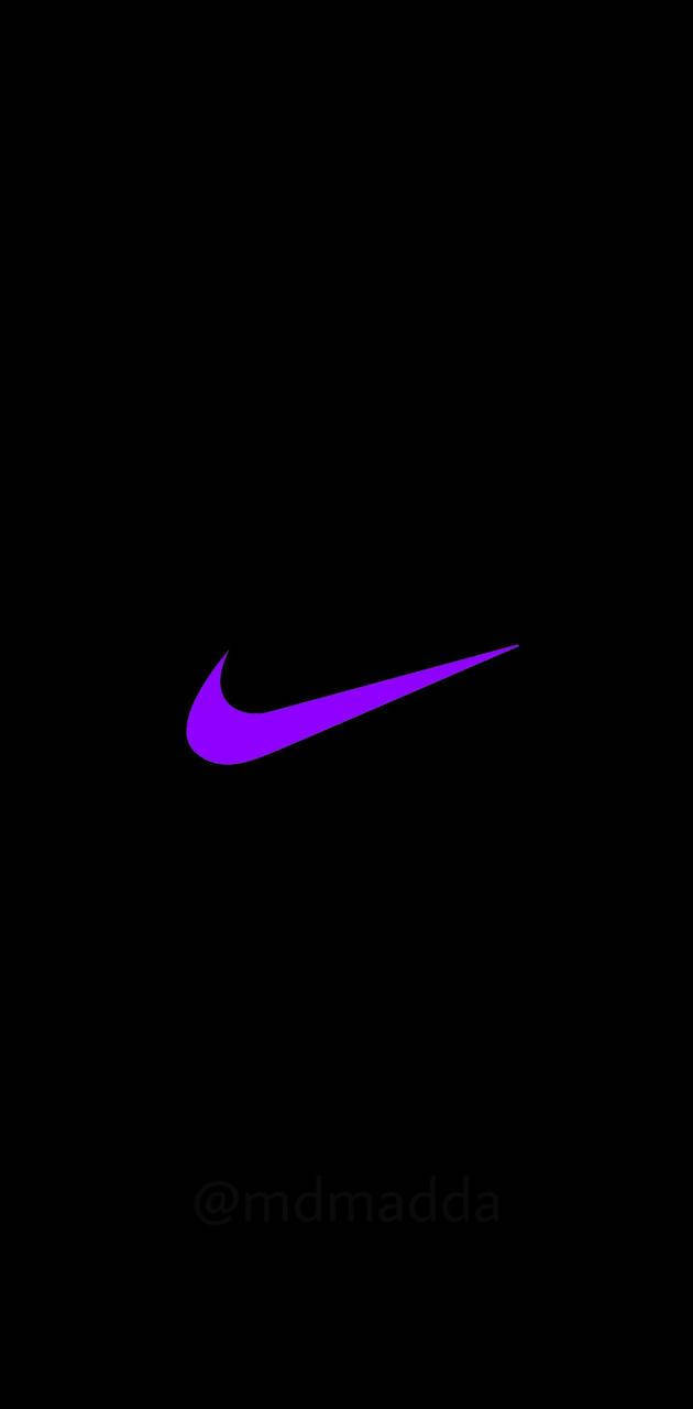 耐克紫勾標誌 壁紙 — 發光紫色Nike剔號標誌居中於純黑色背景上。