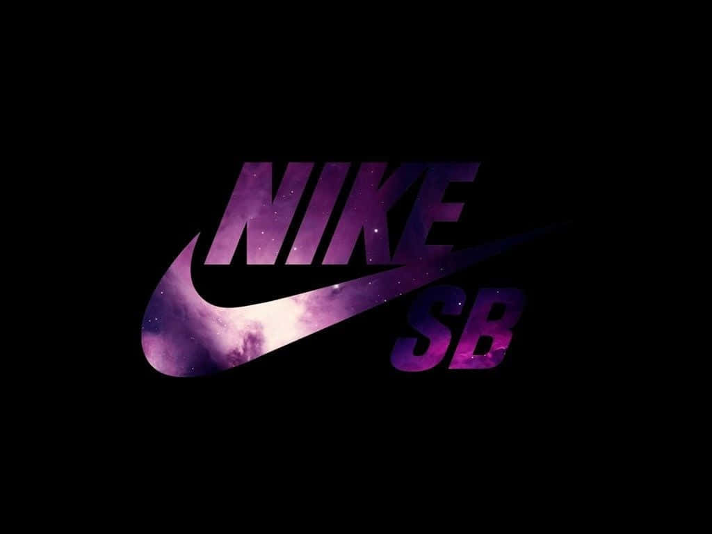 Nike SB 標誌，黑色背景上的勾號內有銀河星雲。