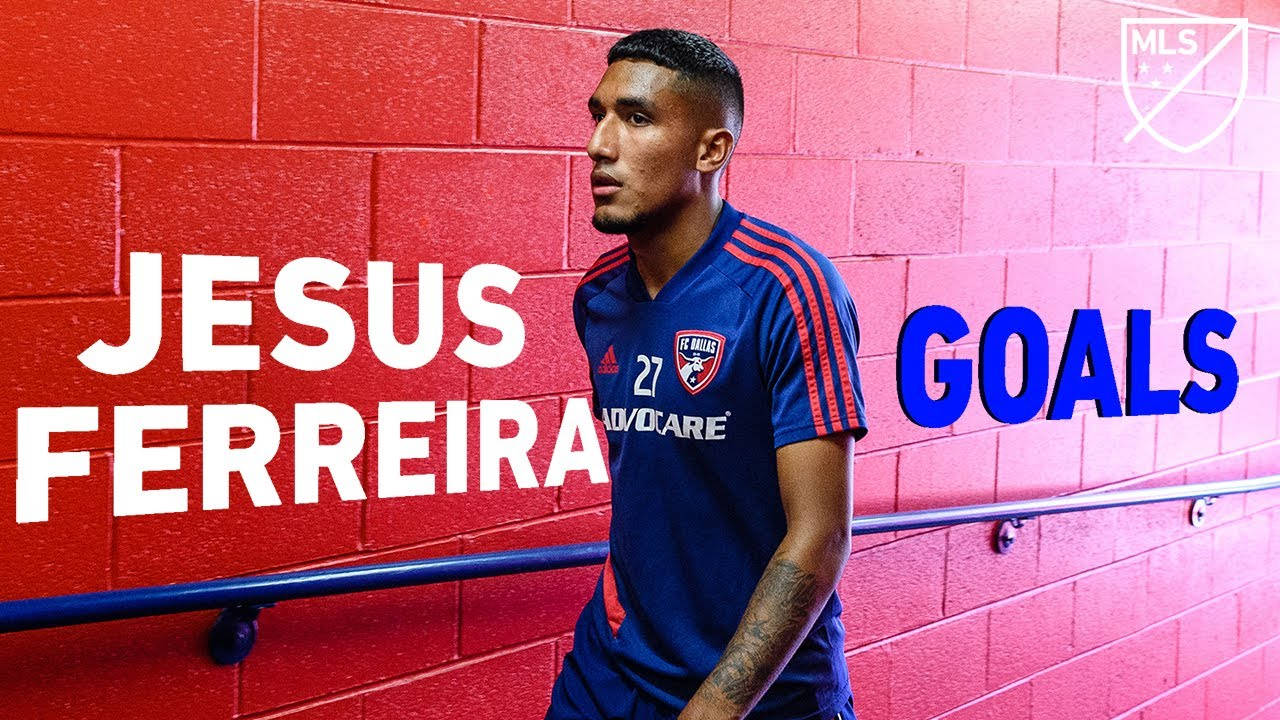 足球運動員 Jesus Ferreira 身穿藍色球衣站在紅磚牆前，帶有入球字樣。