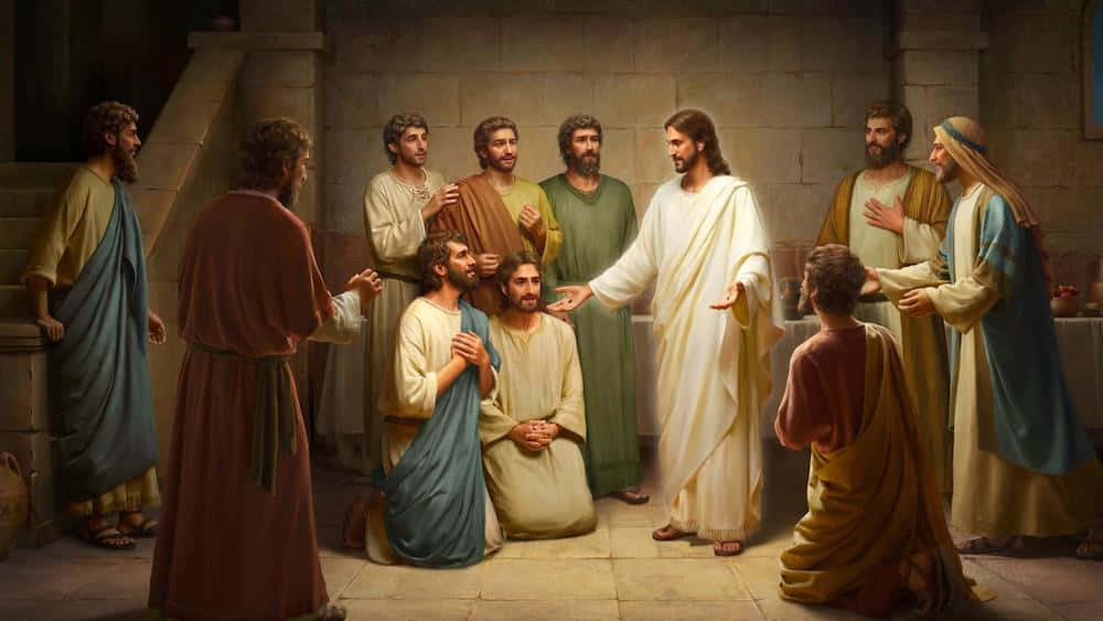 Jesus Disciples 桌布 壁紙 — 耶穌在一個石牆房間裡，在溫暖的燈光下穿著長袍教導門徒。