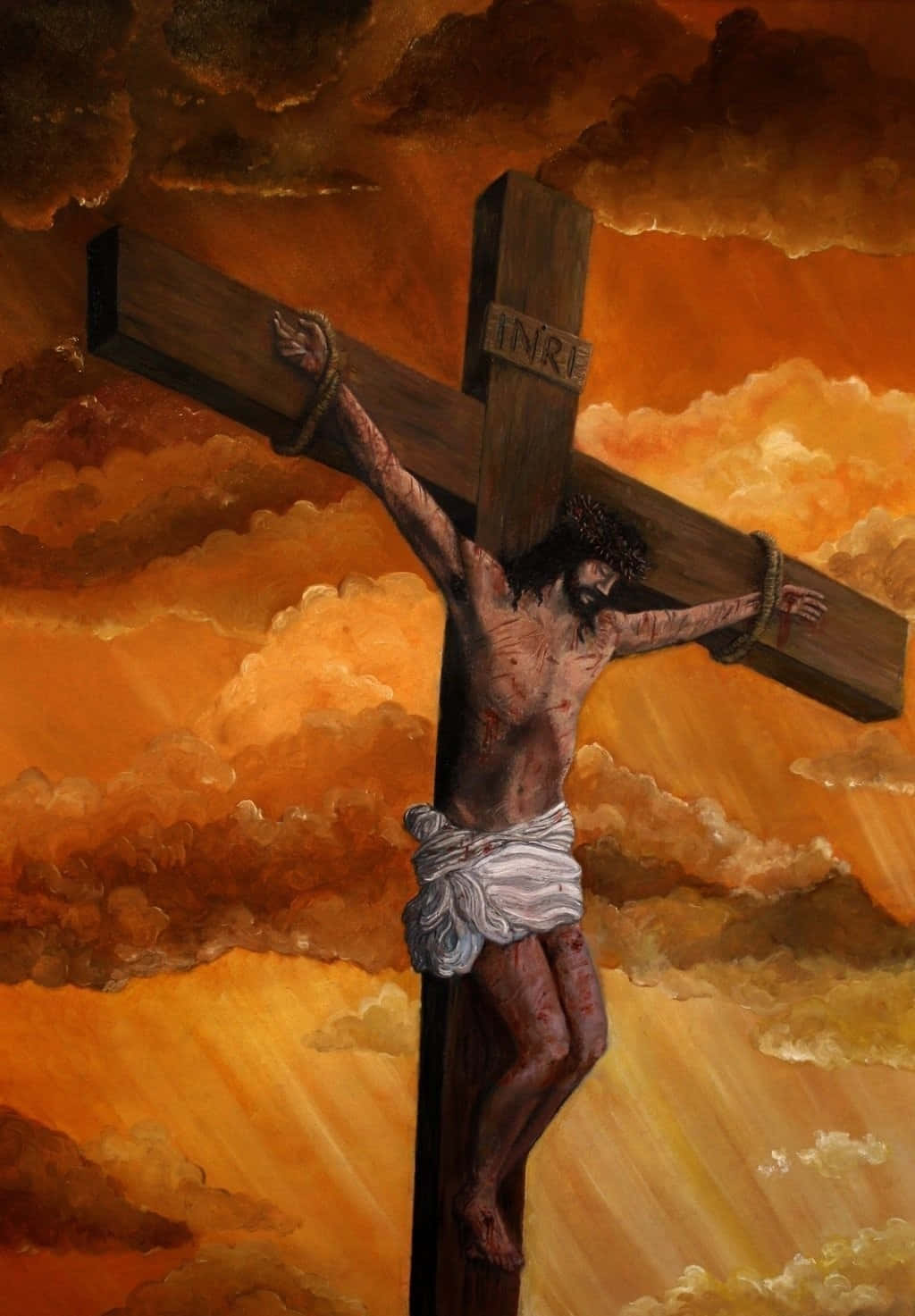 Jesus Crucifixion 桌布 壁紙 — 耶穌基督被釘在木製十字架上，背景是戲劇性的橙色和棕色多雲天空。