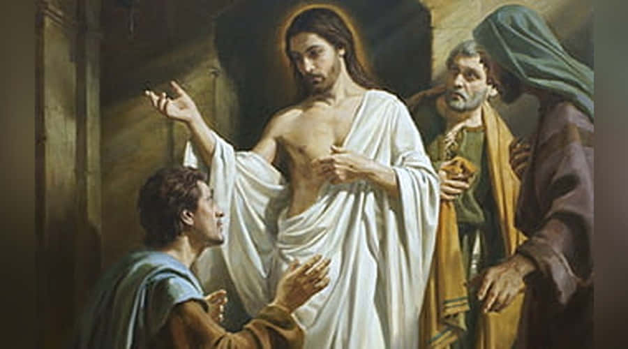 Apostle 桌布 壁紙 — 耶穌基督身穿白袍，在昏暗的石室中莊嚴地做手勢，三名男子在旁觀看。
