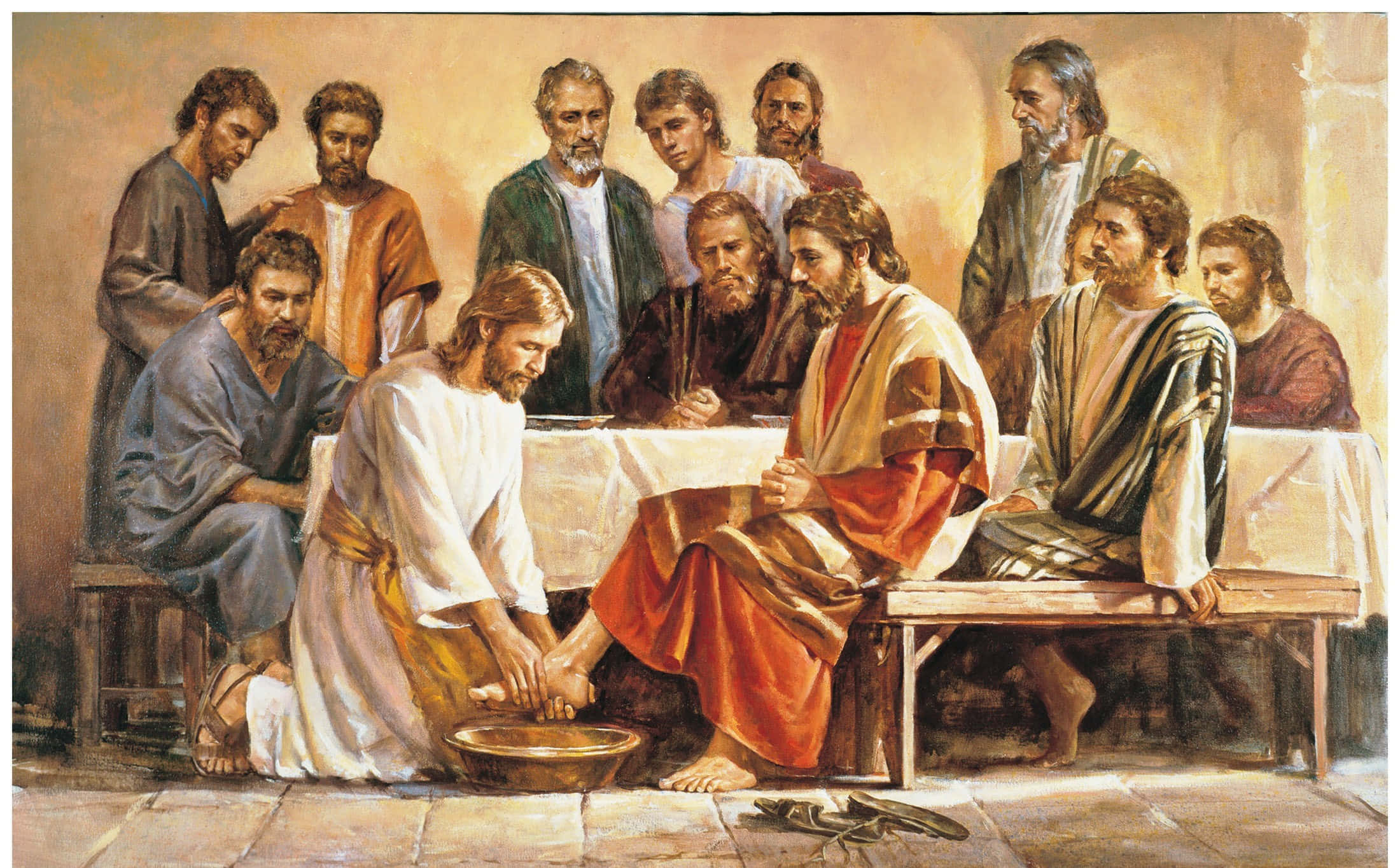 Jesus Disciples 桌布 壁紙 — 耶穌跪在石桌前，在溫暖的燈光下為門徒洗腳，這是一個聖經場景。