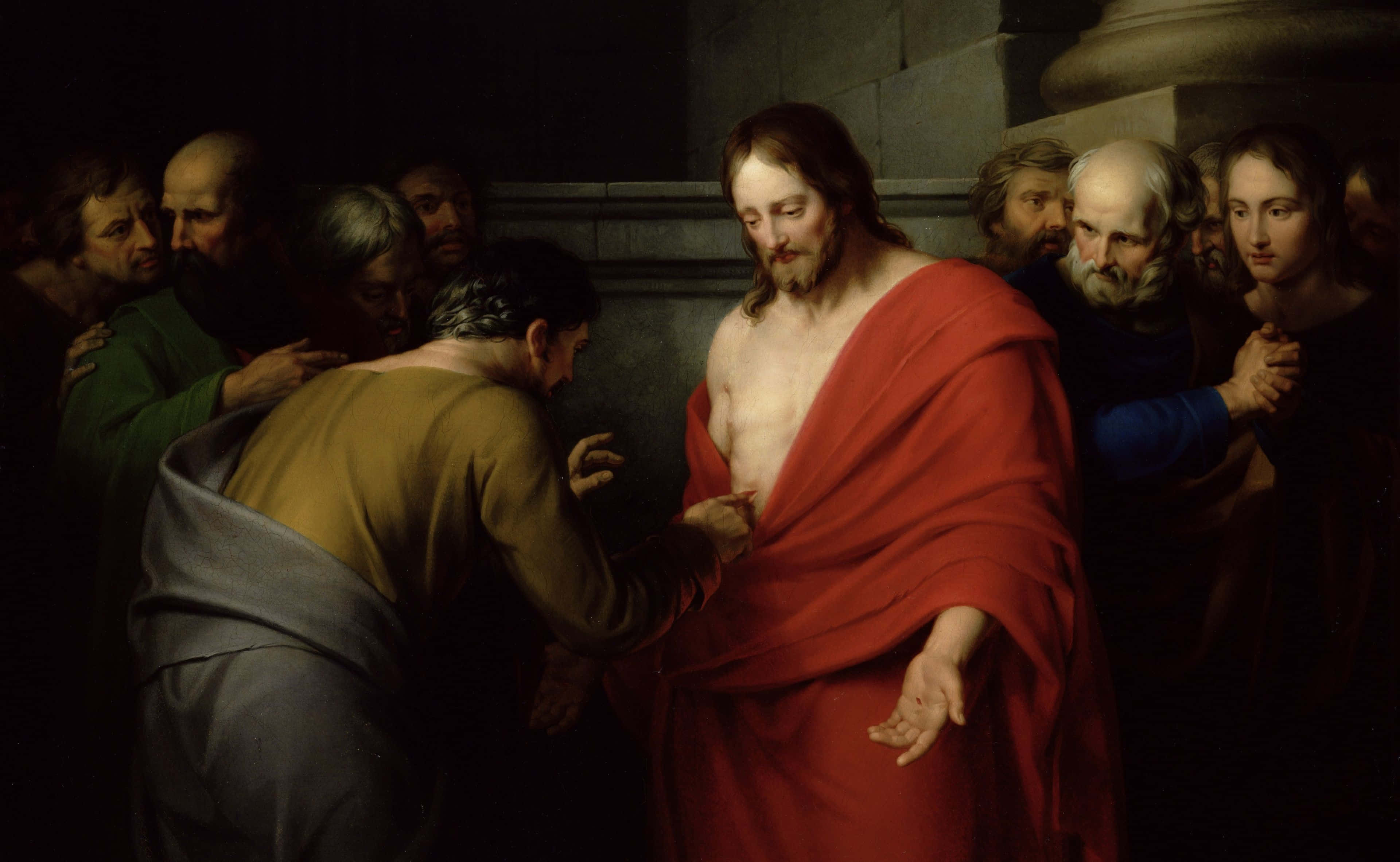 Jesus Resurrection 桌布 壁紙 — 耶穌身穿紅袍，平靜地站著，一名男子在昏暗的石室中，在旁觀者圍繞下刺傷他的肋旁。